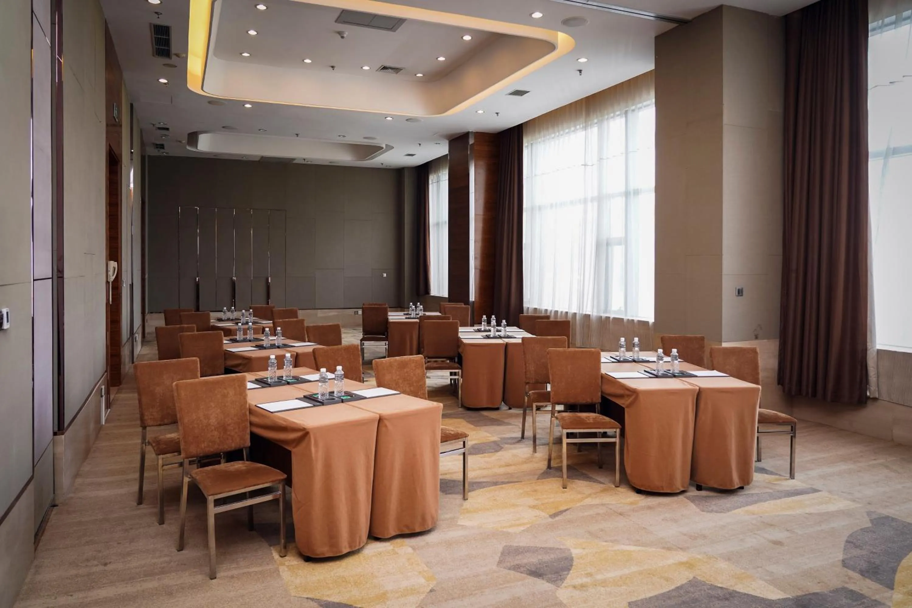 Meeting/conference room in Crowne Plaza Dalian Sports Center by IHG