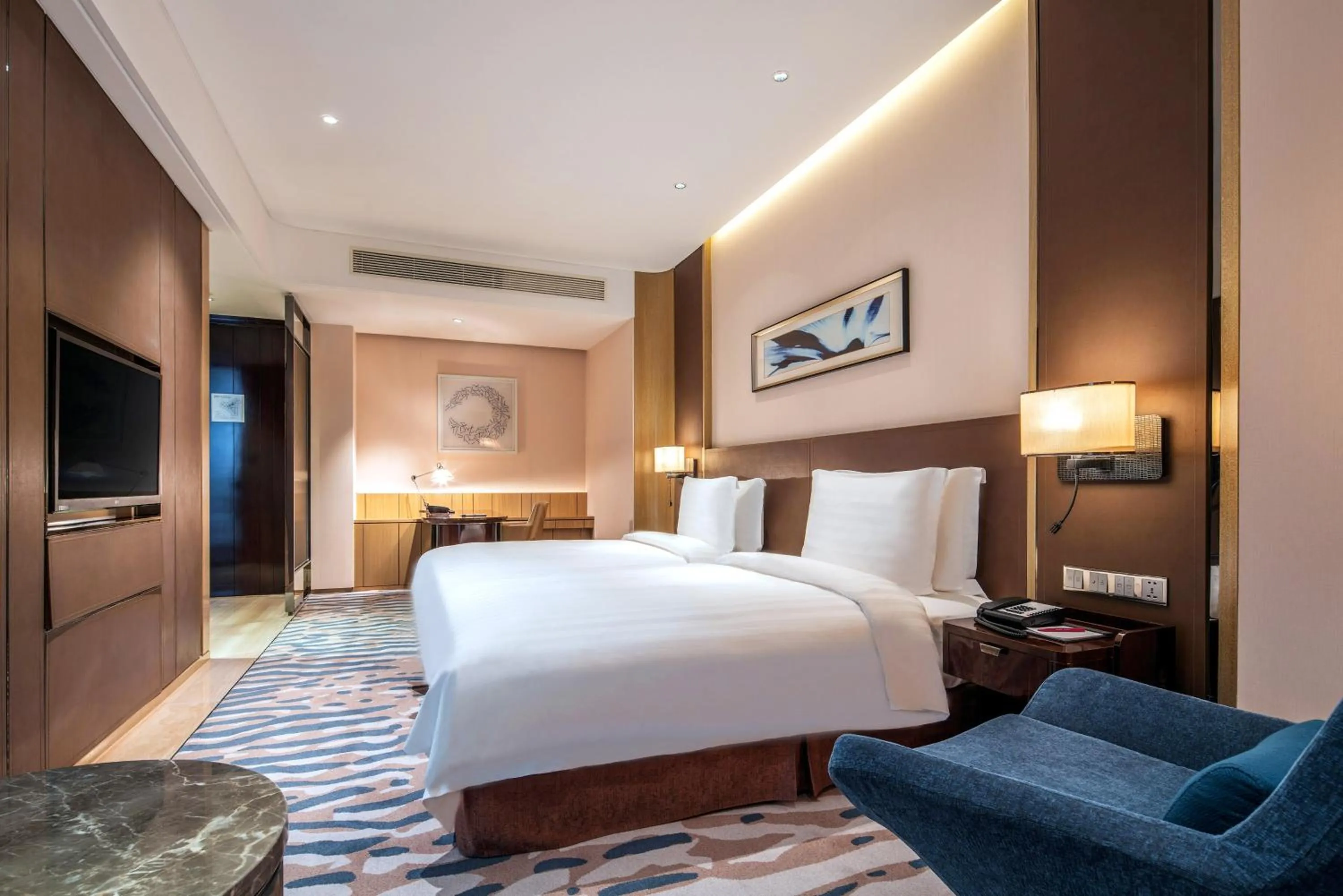 Photo of the whole room, Bed in Crowne Plaza Dalian Sports Center by IHG
