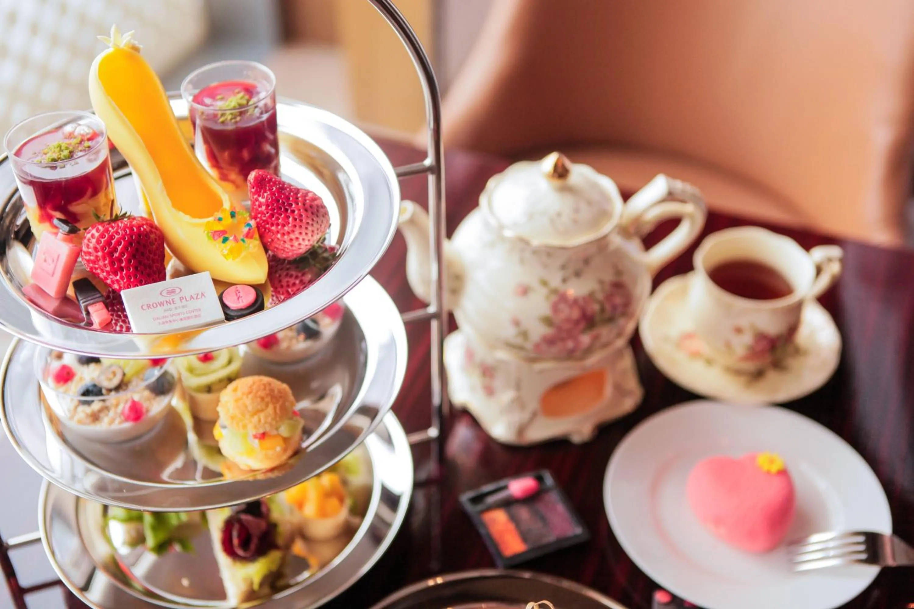 Lounge or bar in Crowne Plaza Dalian Sports Center by IHG