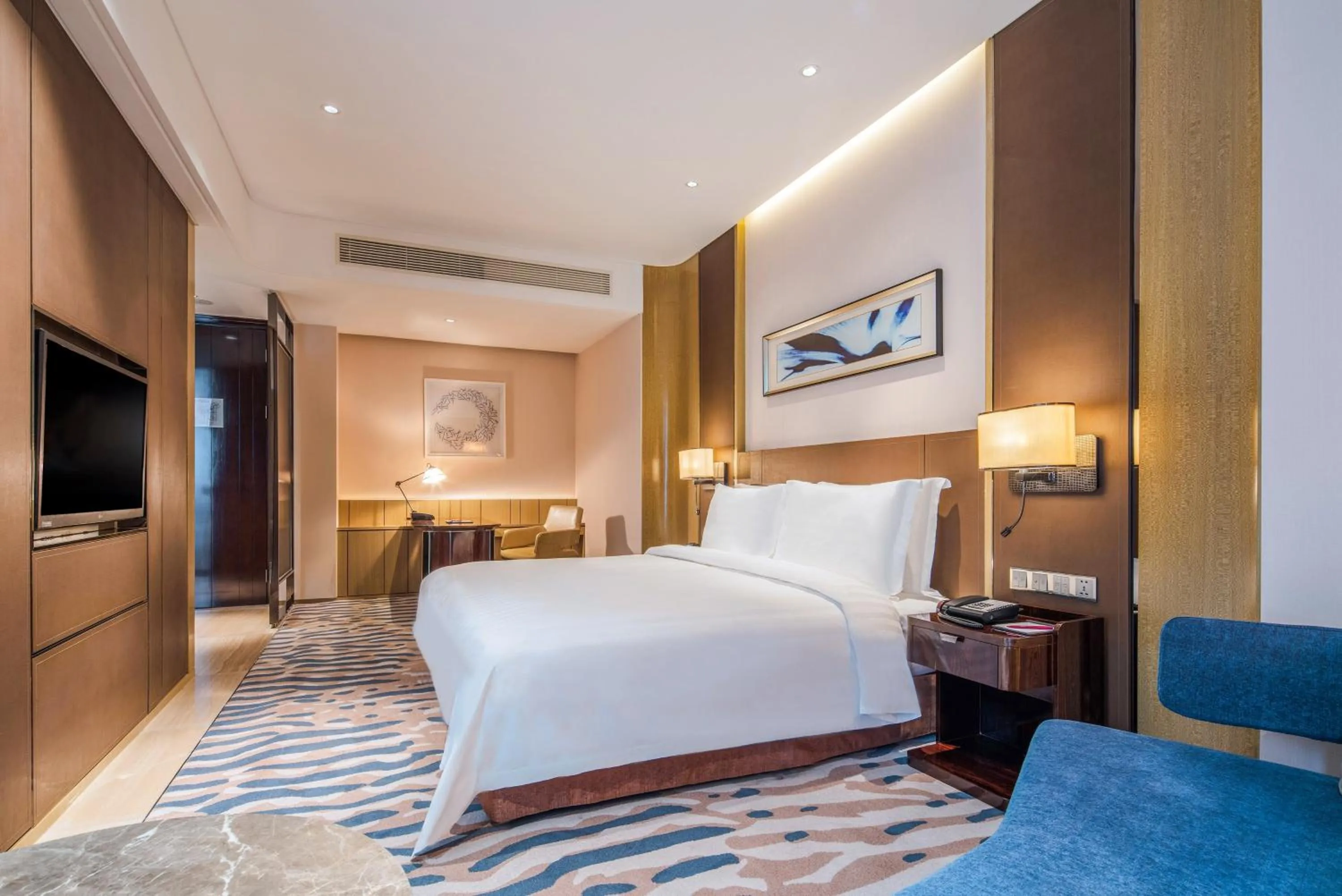 Photo of the whole room, Bed in Crowne Plaza Dalian Sports Center by IHG