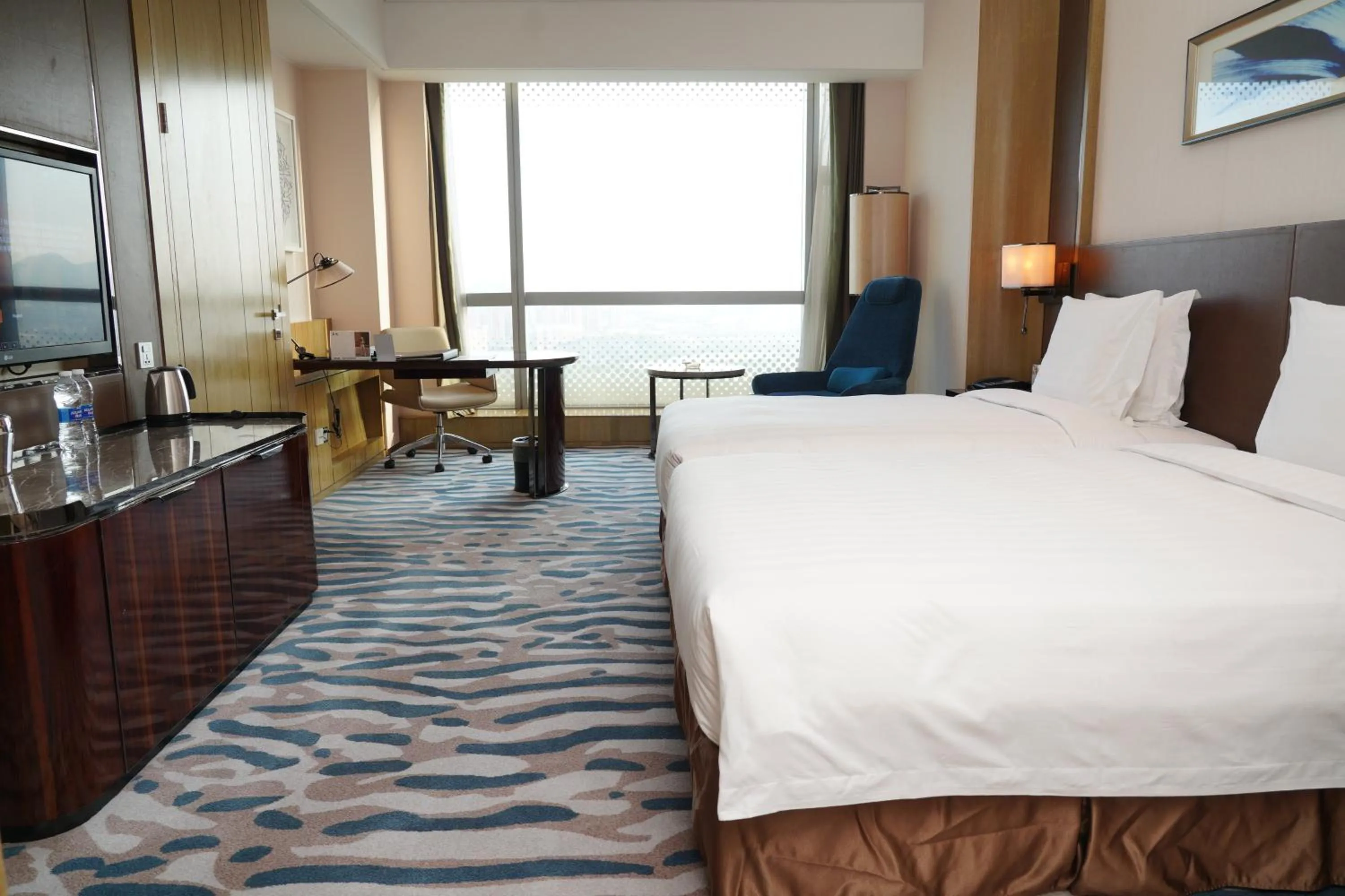 Photo of the whole room, Bed in Crowne Plaza Dalian Sports Center by IHG