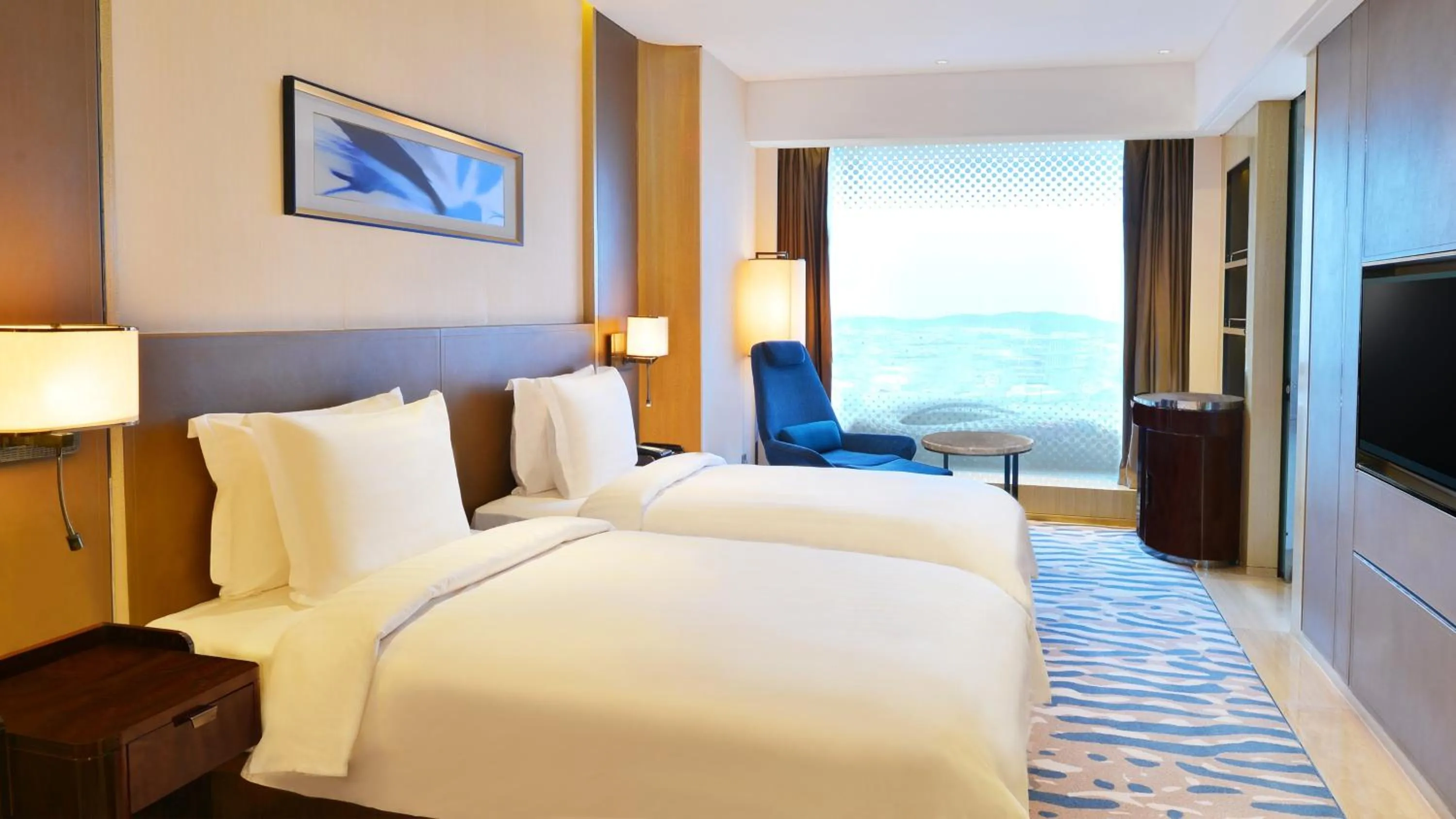 Photo of the whole room, Bed in Crowne Plaza Dalian Sports Center by IHG