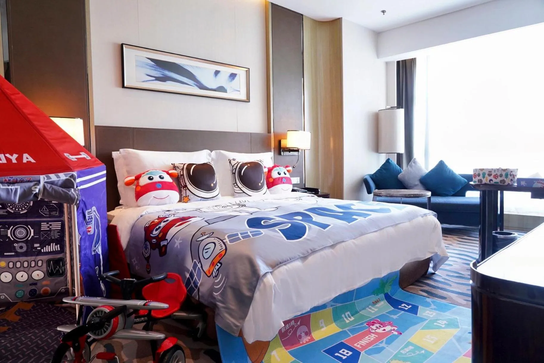 Photo of the whole room, Bed in Crowne Plaza Dalian Sports Center by IHG