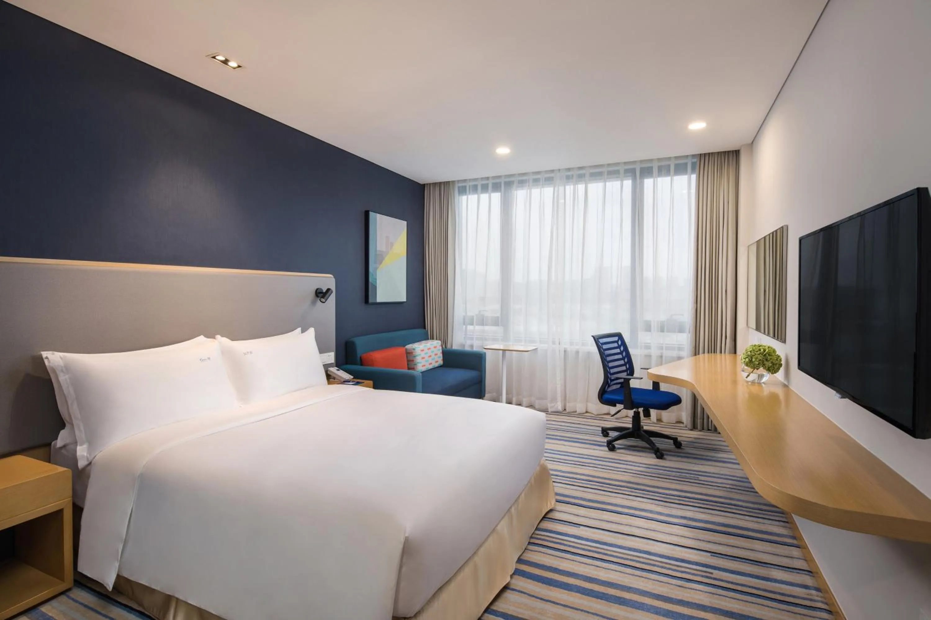 Photo of the whole room, Bed in Holiday Inn Express Wuxi Taihu New City by IHG