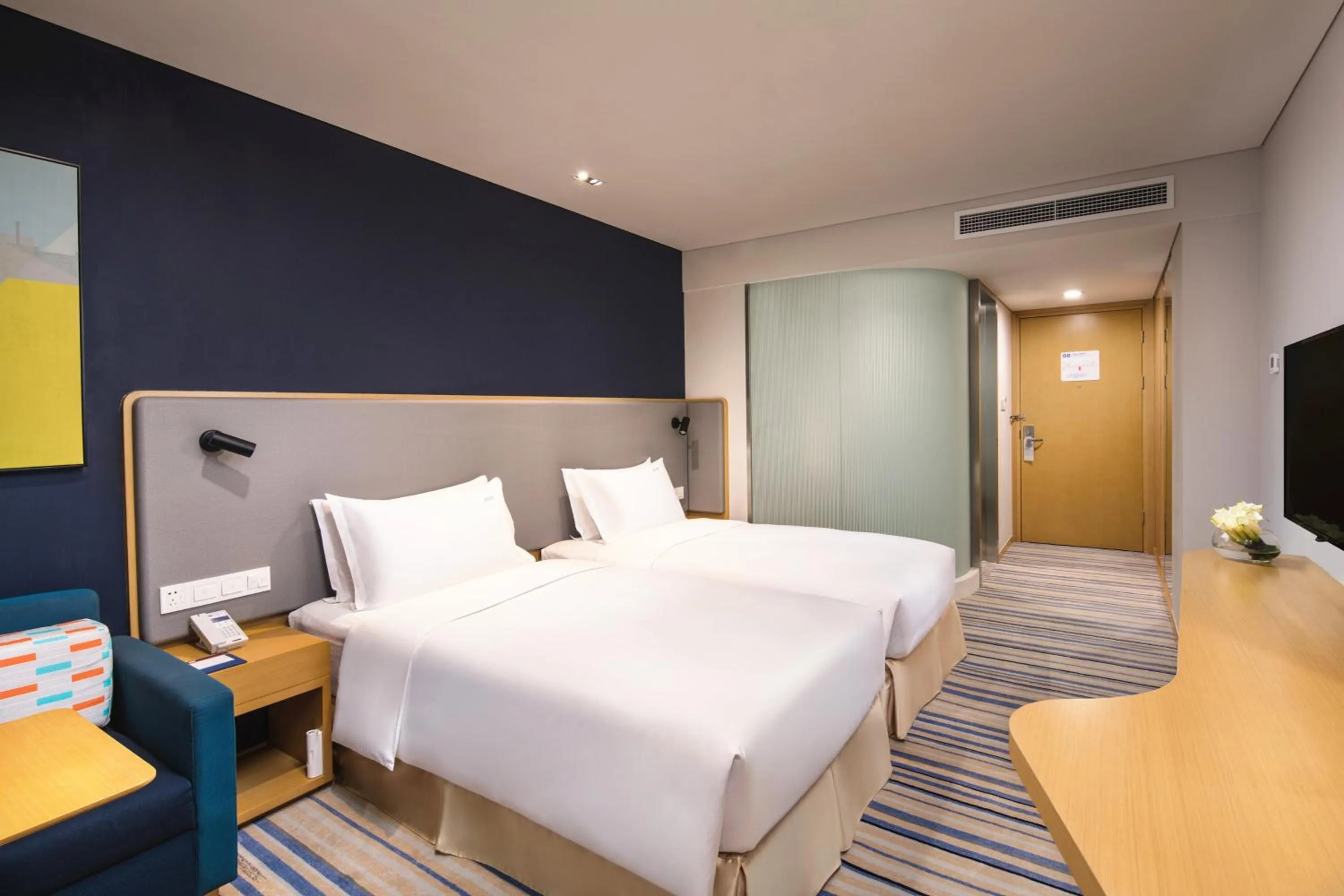 Photo of the whole room, Bed in Holiday Inn Express Wuxi Taihu New City by IHG