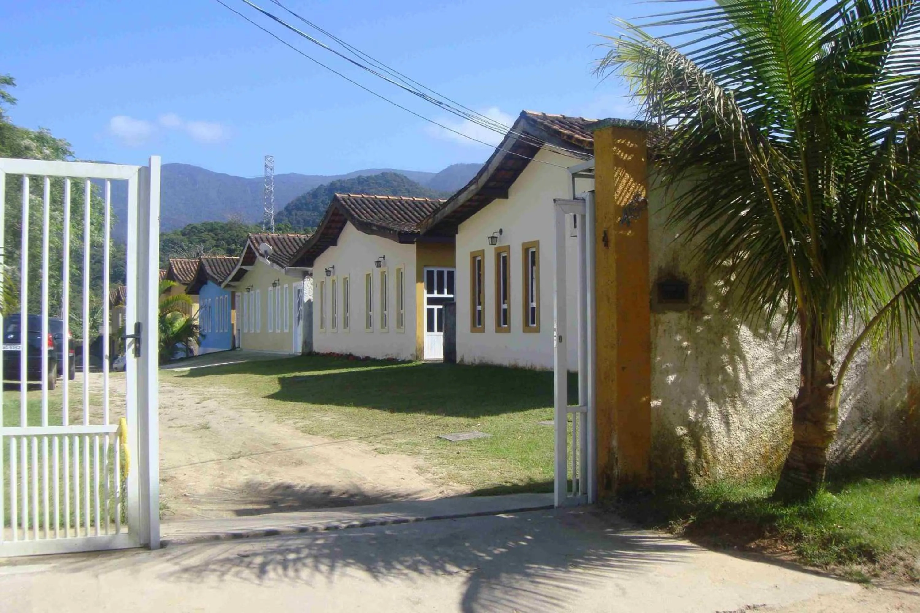 Facade/entrance in Casa Condominio 250M Praia Maranduba Wifi Churrasqueira