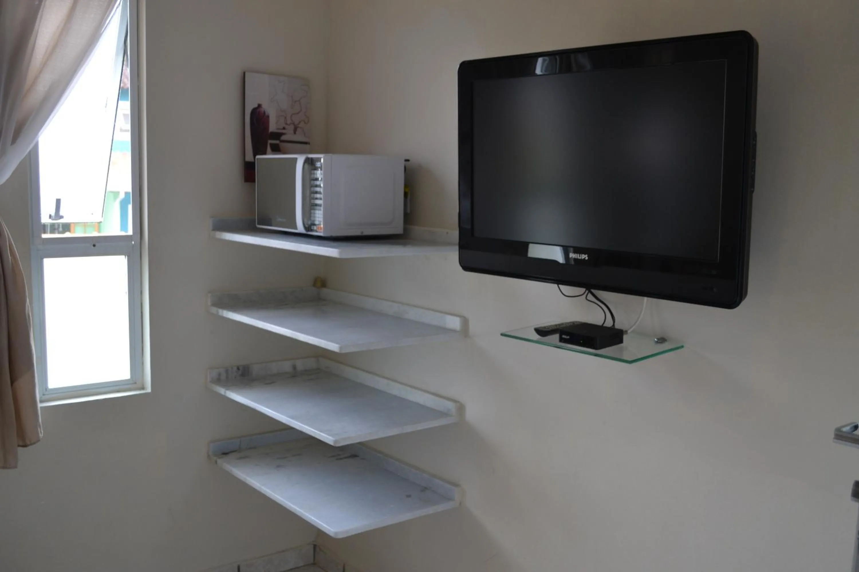 TV and multimedia in Casa Condominio 250M Praia Maranduba Wifi Churrasqueira