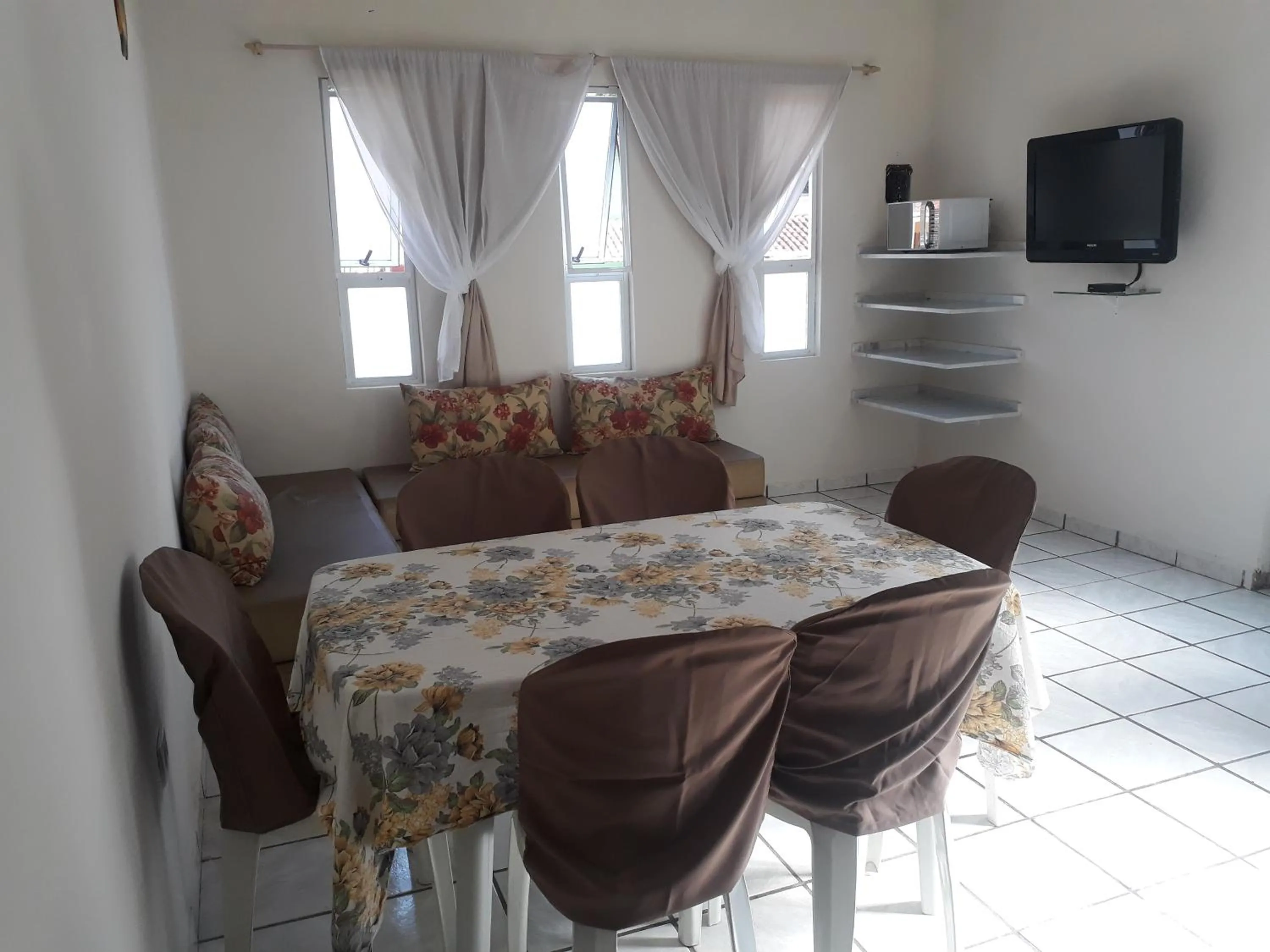 Living room in Casa Condominio 250M Praia Maranduba Wifi Churrasqueira