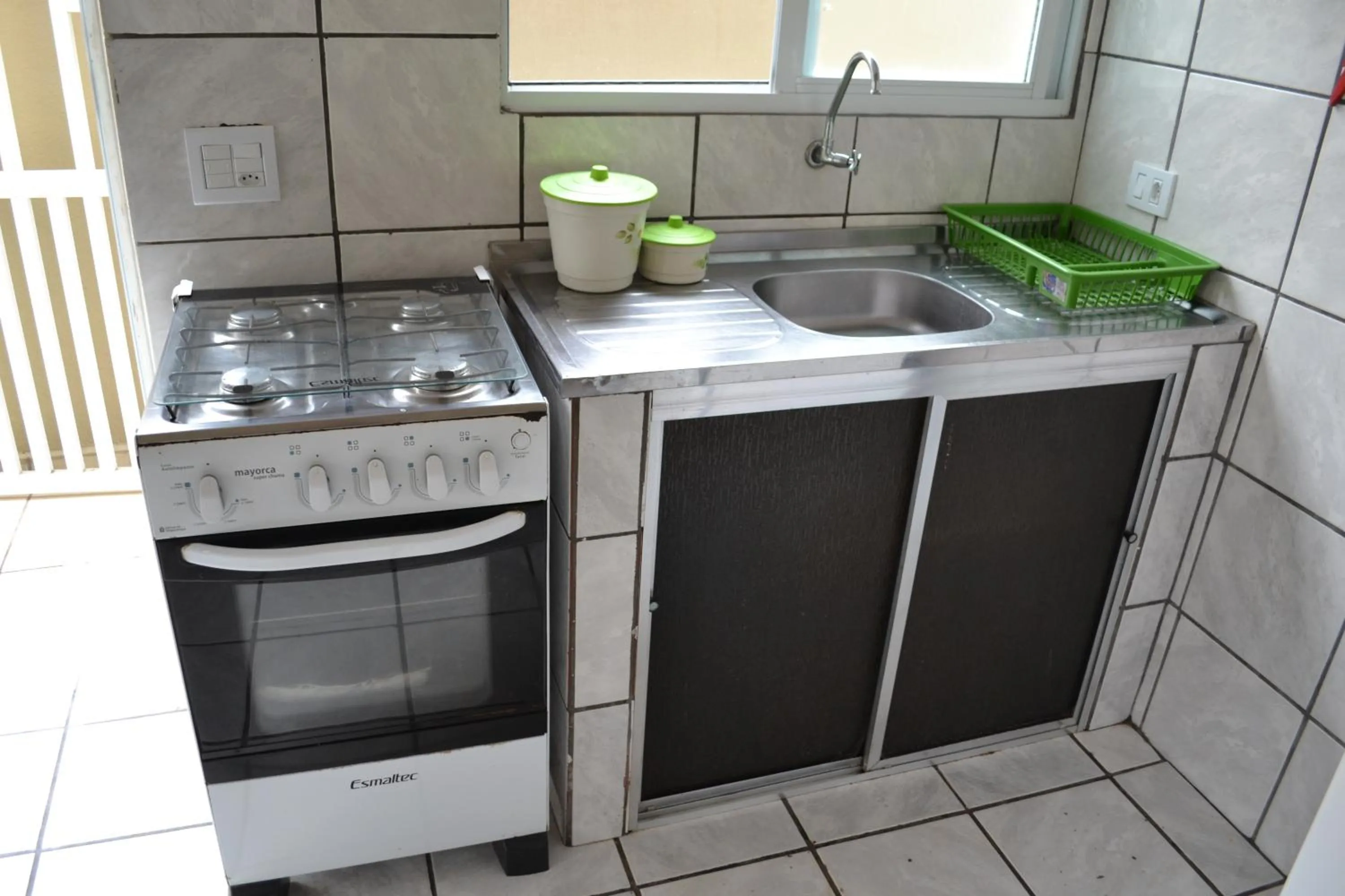 Kitchen or kitchenette in Casa Condominio 250M Praia Maranduba Wifi Churrasqueira