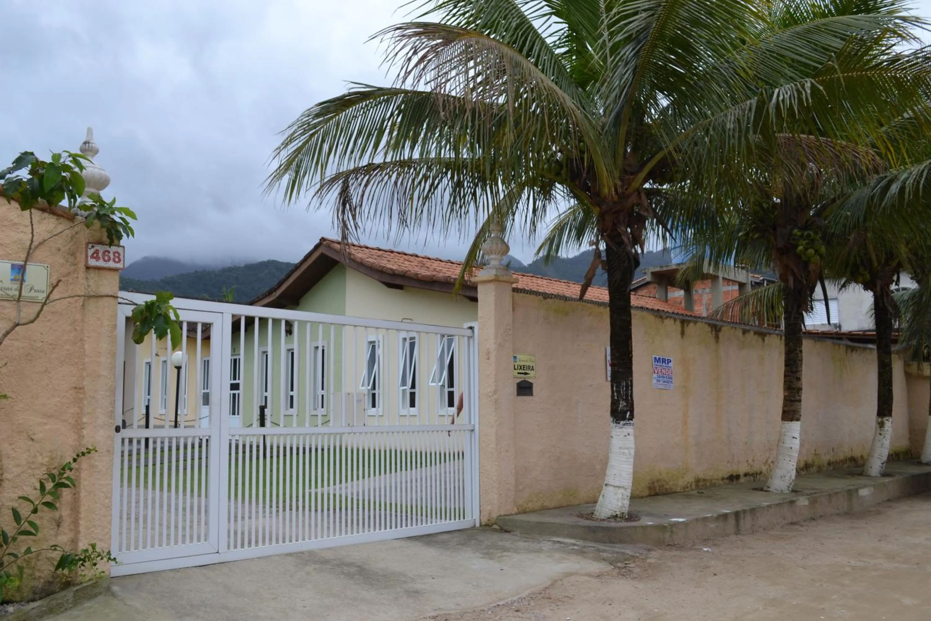 Facade/entrance in Casa Condominio 250M Praia Maranduba Wifi Churrasqueira