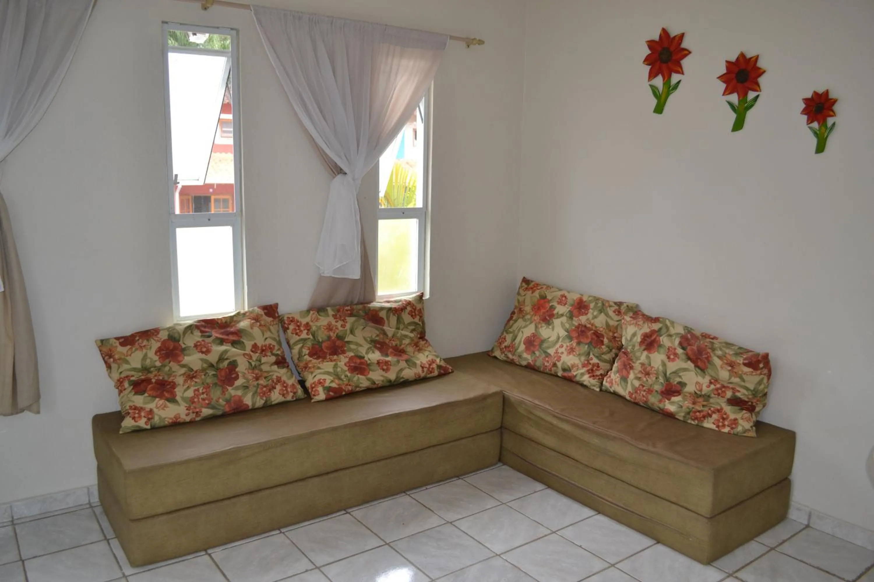 Living room in Casa Condominio 250M Praia Maranduba Wifi Churrasqueira