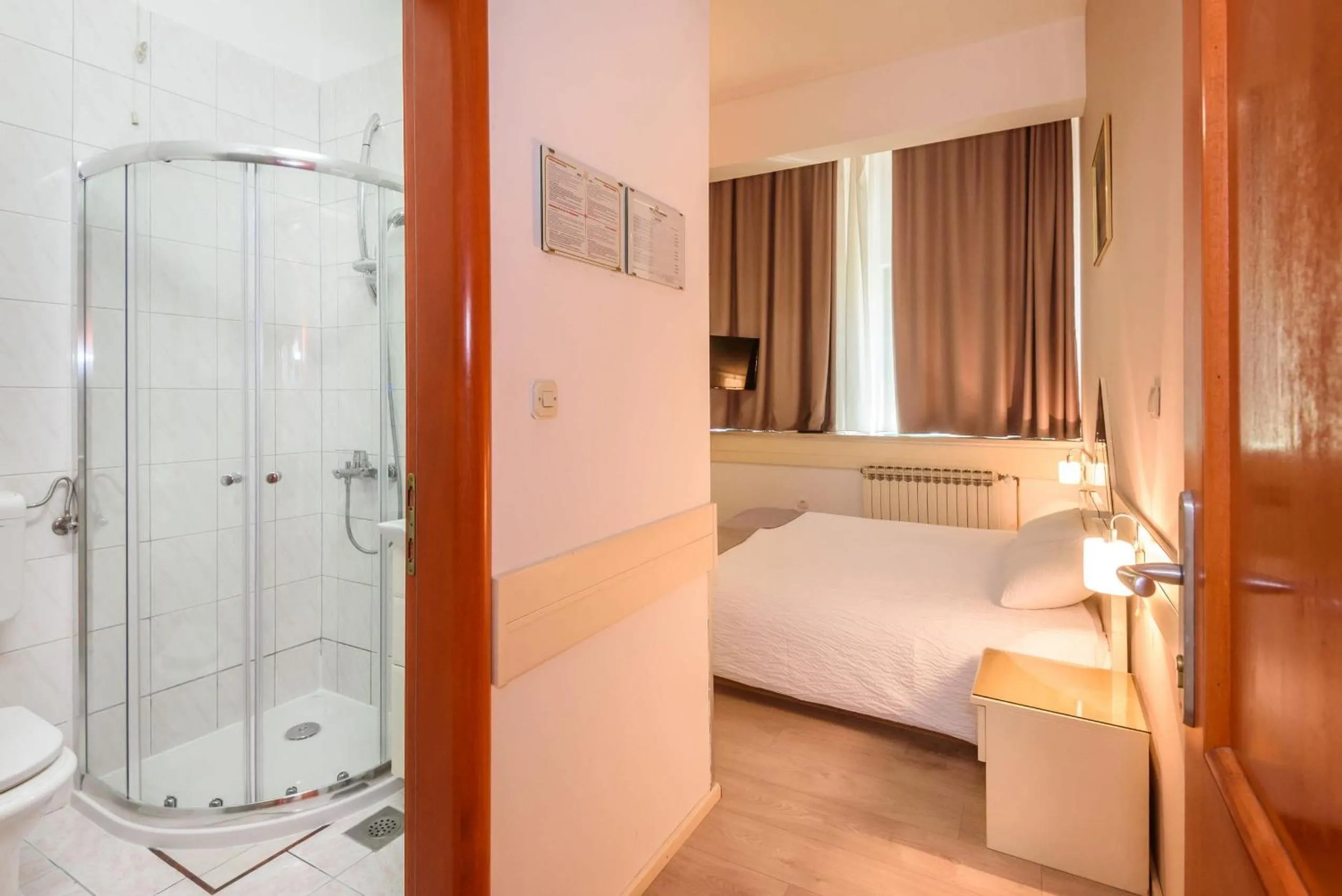 Bathroom, Bed in Hotel MB