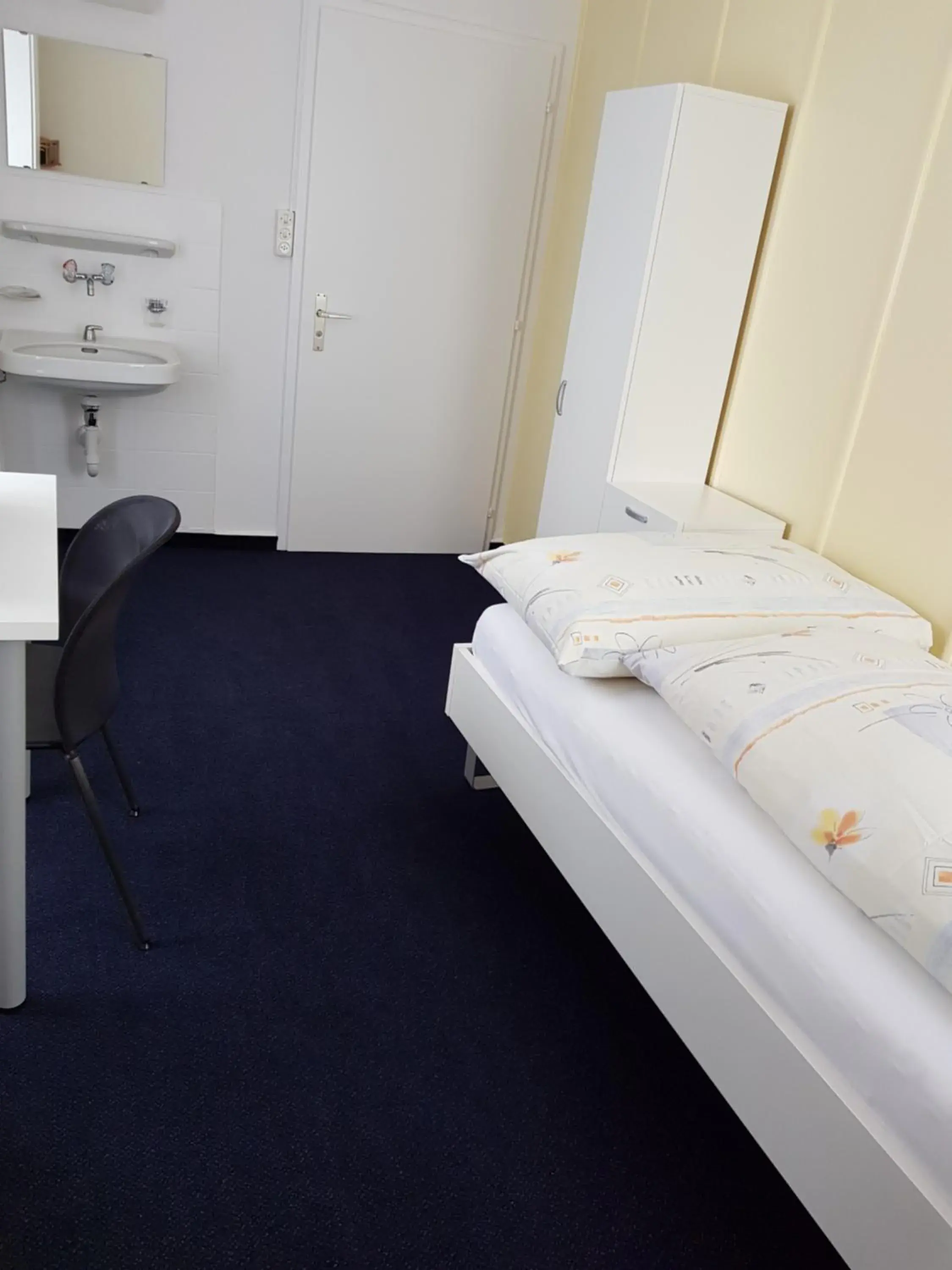 Single Room with Shared Shower and Toilet - single occupancy in Hotel Gotthard Single Room with Shared Shower and Toilet - single occupancy in Hotel Gotthard