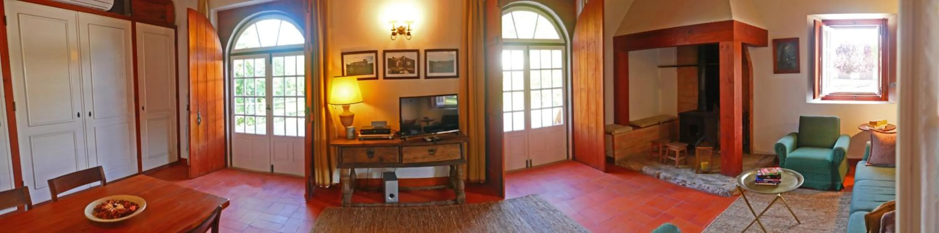 Communal lounge/ TV room in Quinta da Alcaidaria Mor