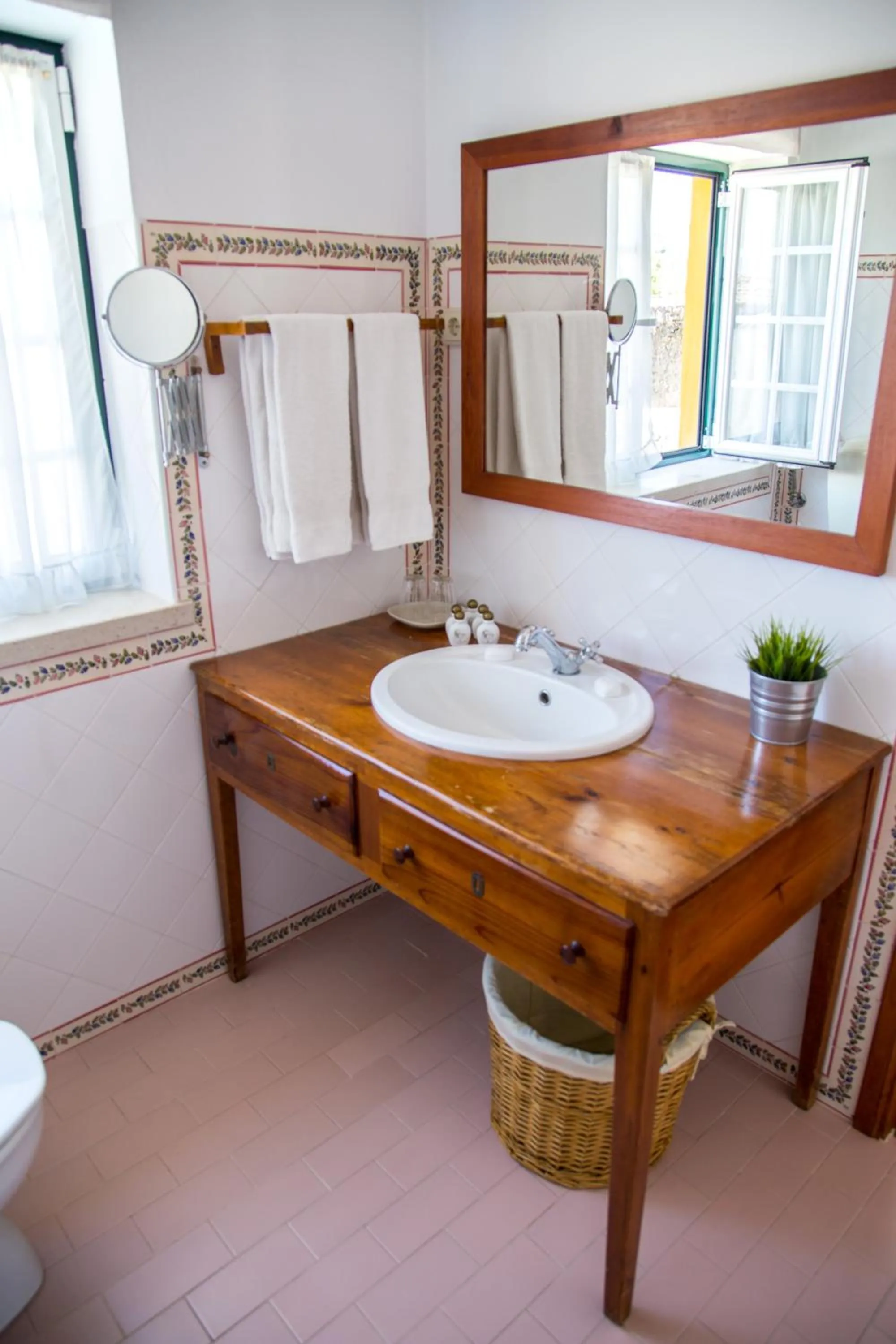Bathroom in Quinta da Alcaidaria Mor