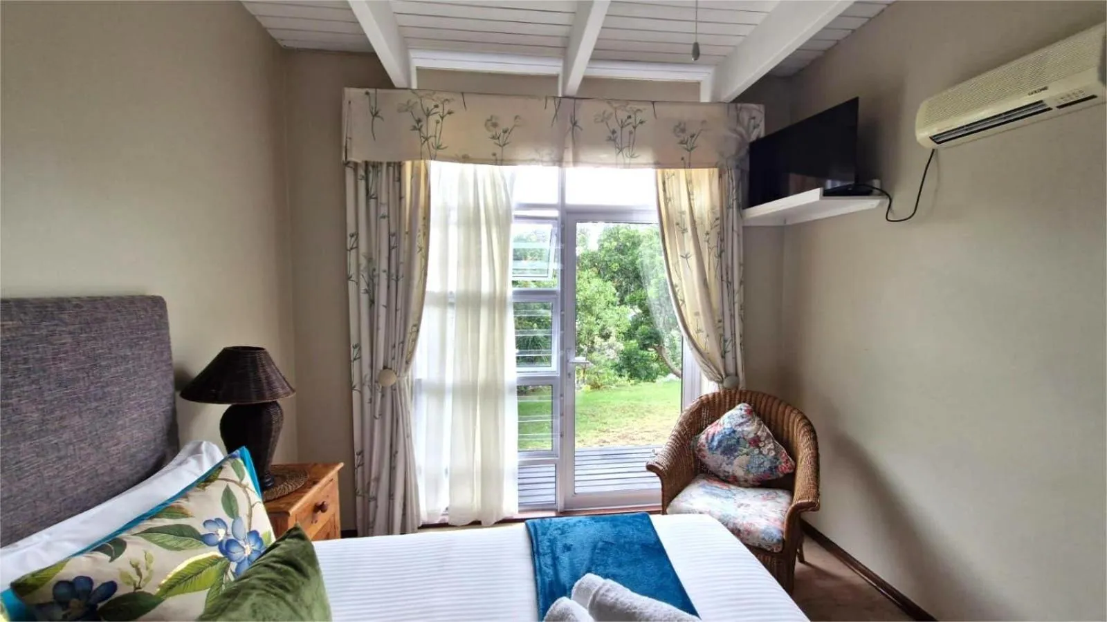 Bedroom, Bed in Whales Way Ocean Retreat