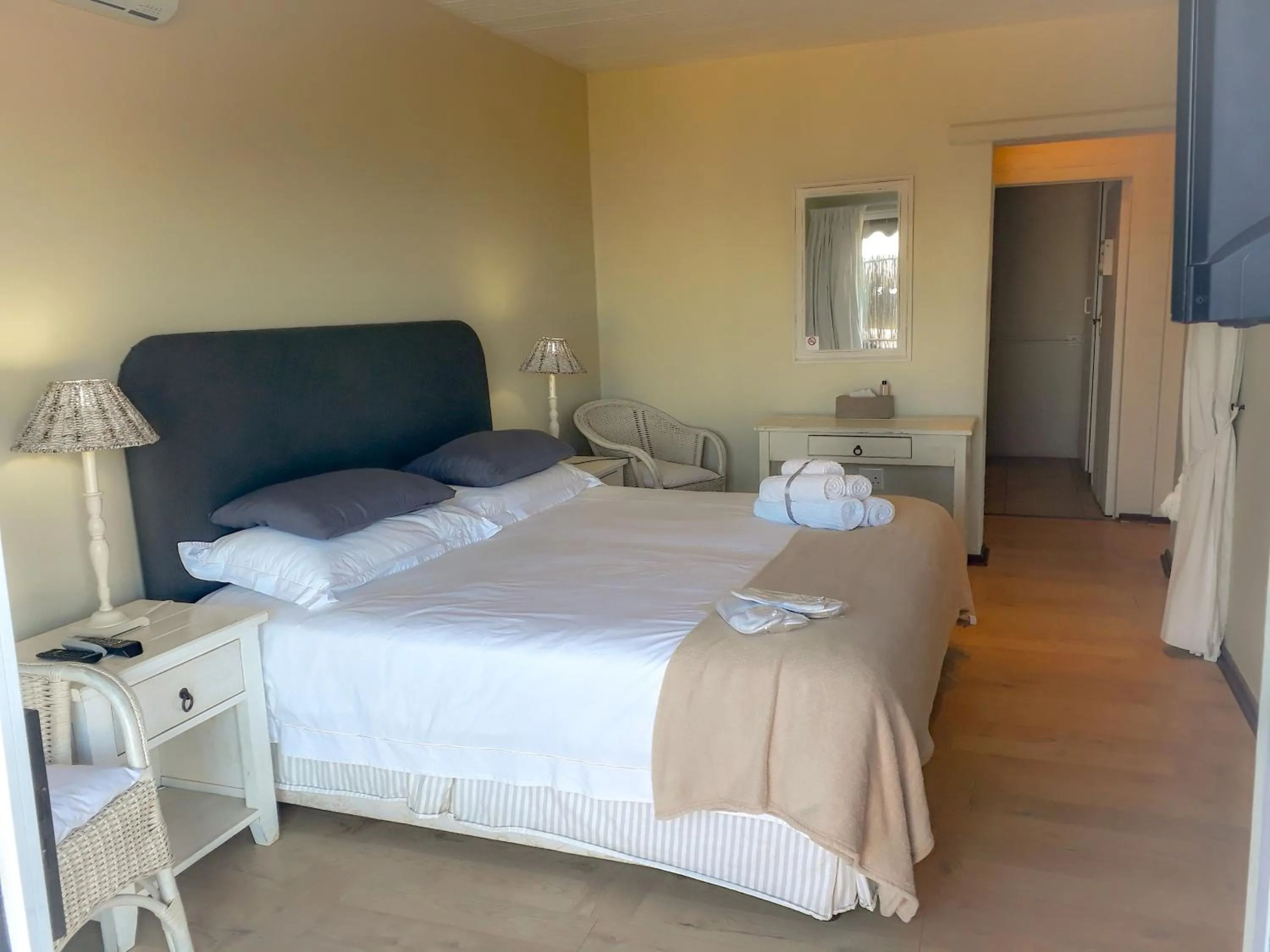 Photo of the whole room, Bed in Whales Way Ocean Retreat