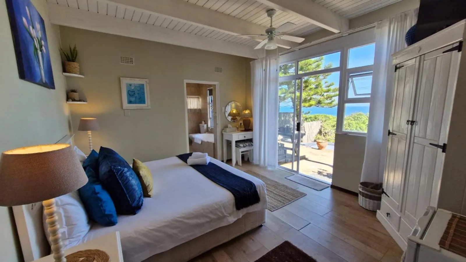Bedroom, Bed in Whales Way Ocean Retreat