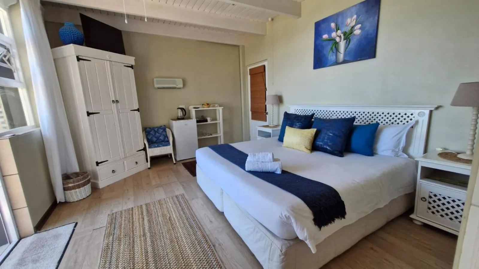 Bedroom, Bed in Whales Way Ocean Retreat