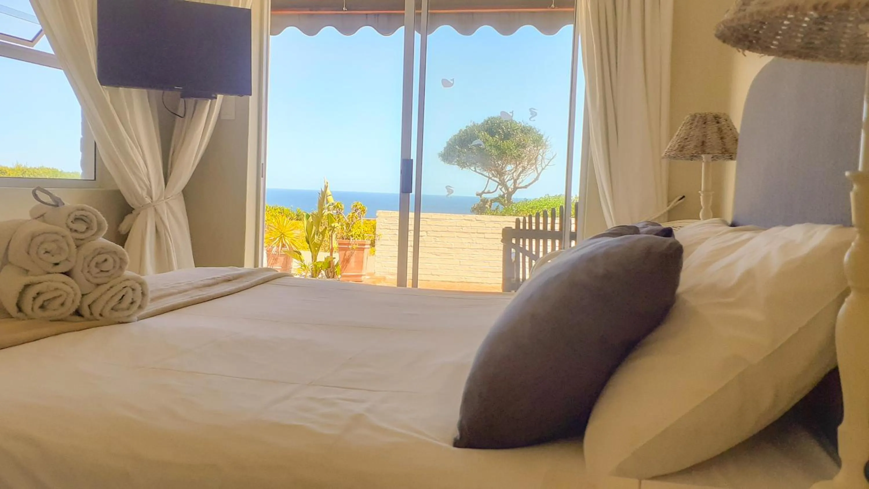 Sea view, Bed in Whales Way Ocean Retreat