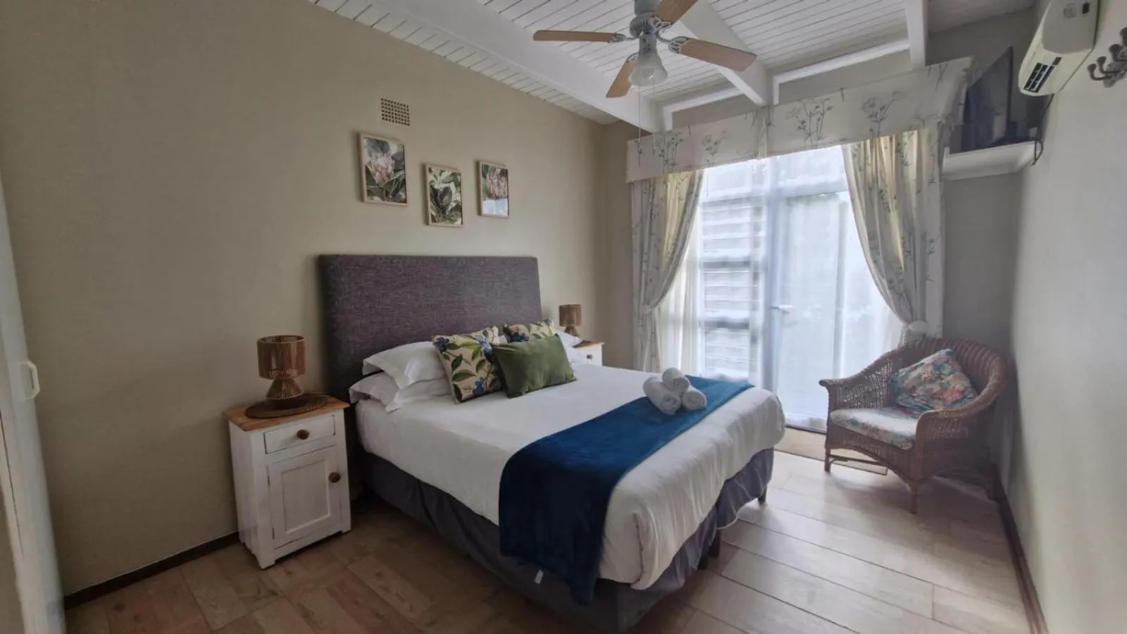 Bedroom, Bed in Whales Way Ocean Retreat