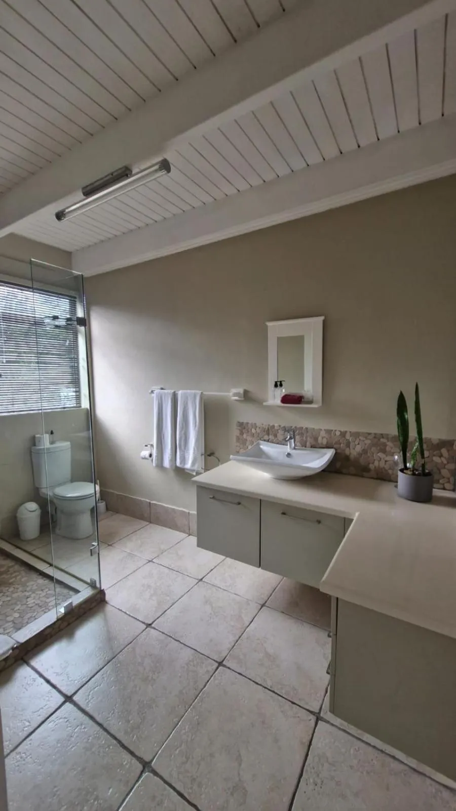Bathroom, Bed in Whales Way Ocean Retreat