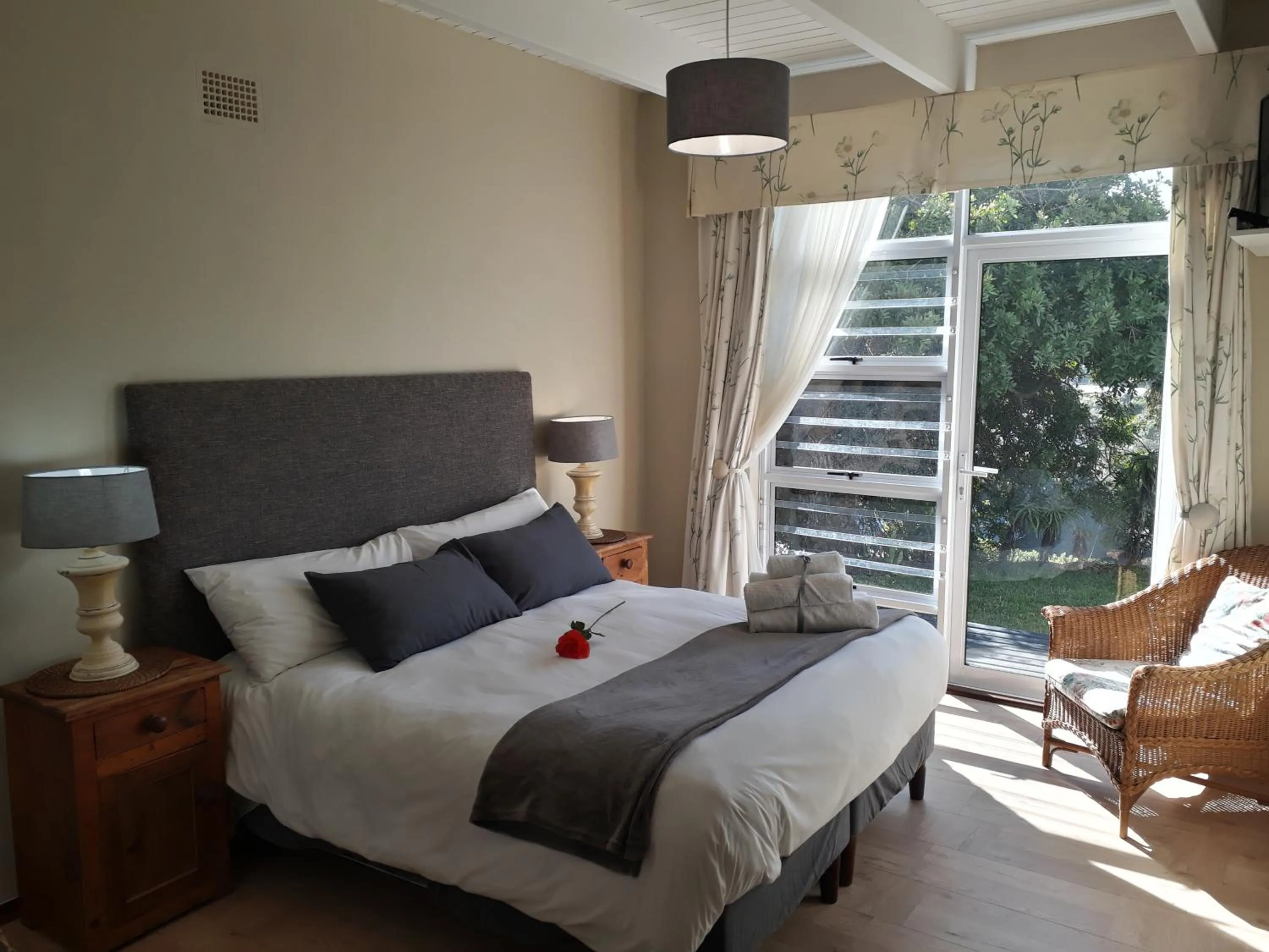 Photo of the whole room, Bed in Whales Way Ocean Retreat