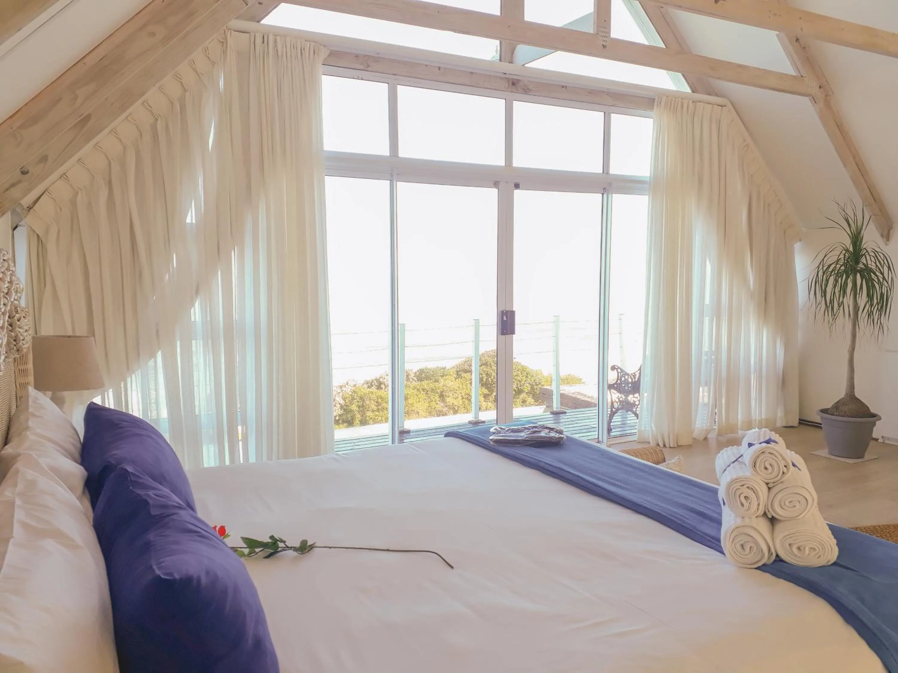 Bed in Whales Way Ocean Retreat