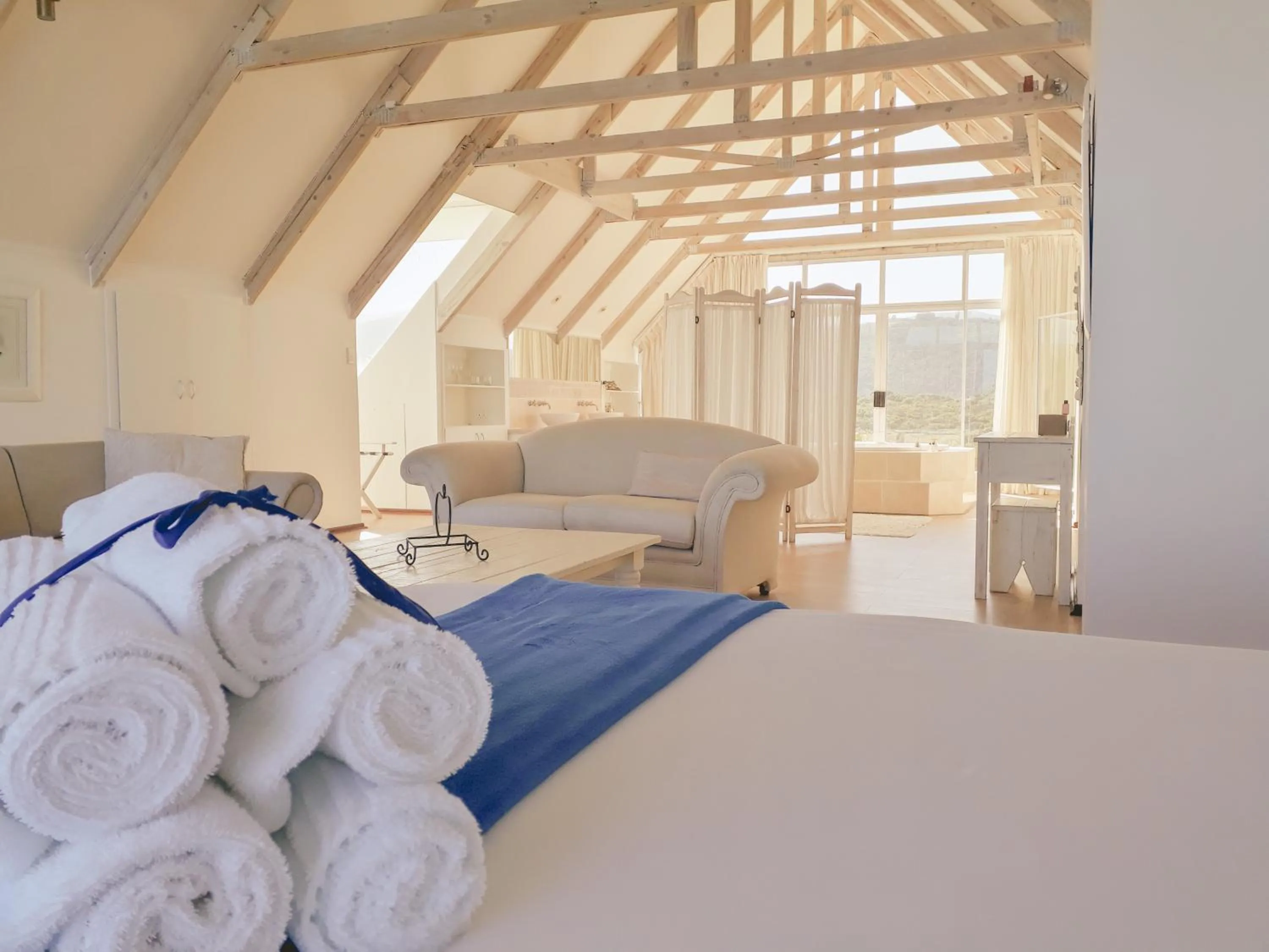 Photo of the whole room, Bed in Whales Way Ocean Retreat