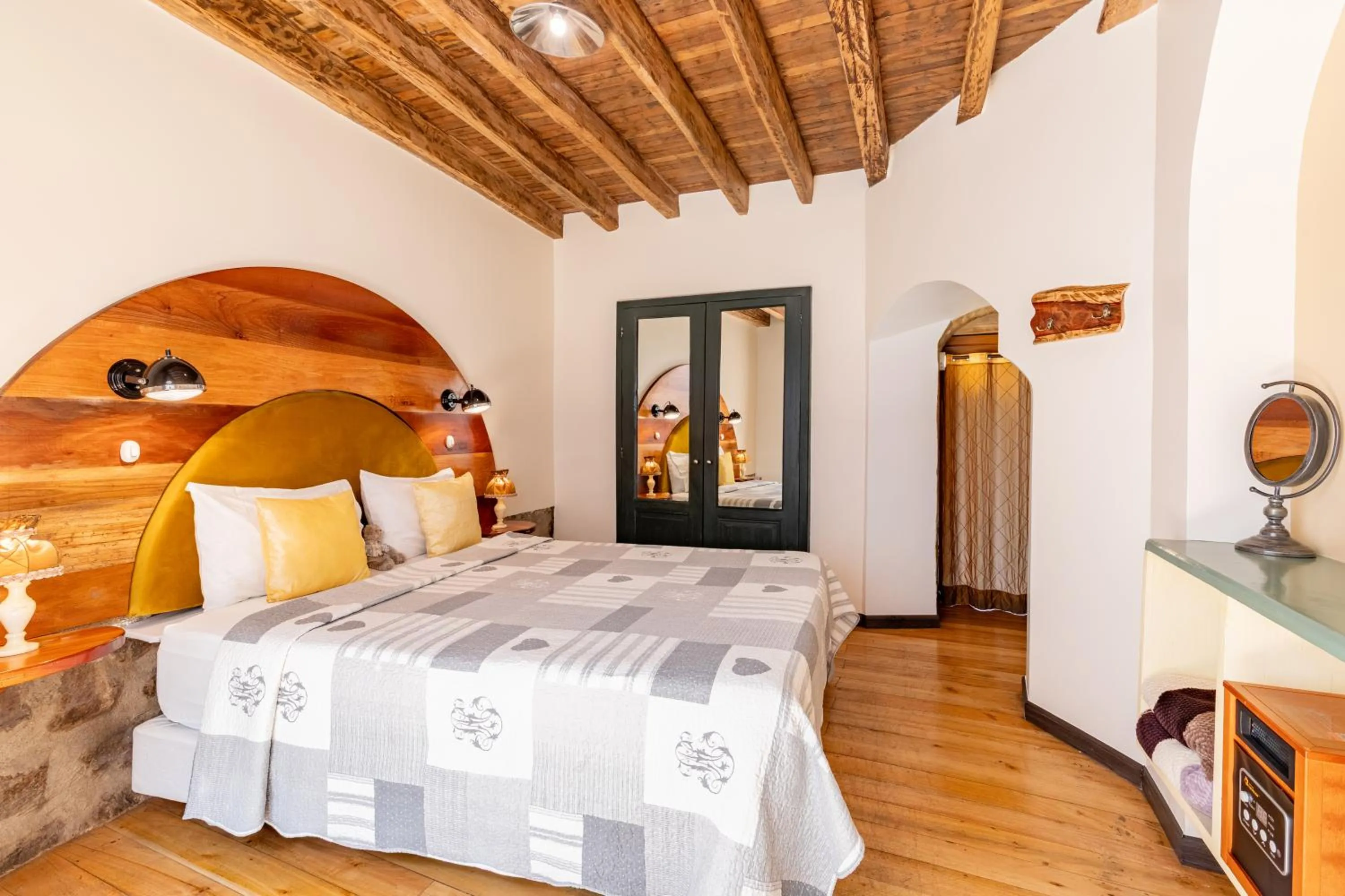 Photo of the whole room, Bed in Old Town Quito Suites, Heritage Hotel, Historic center