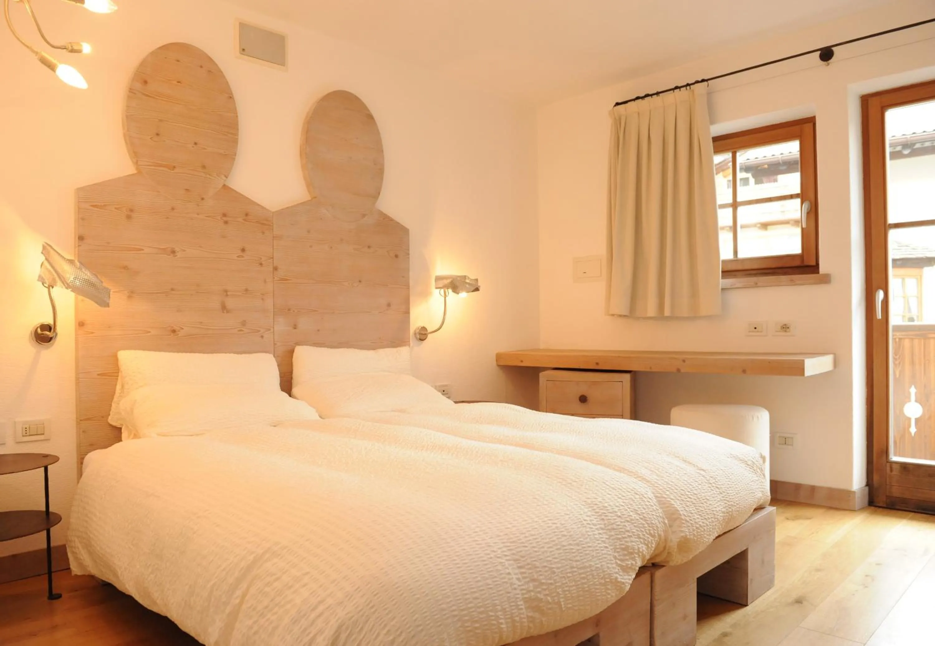 Photo of the whole room, Bed in Chalet C'Est La Vie
