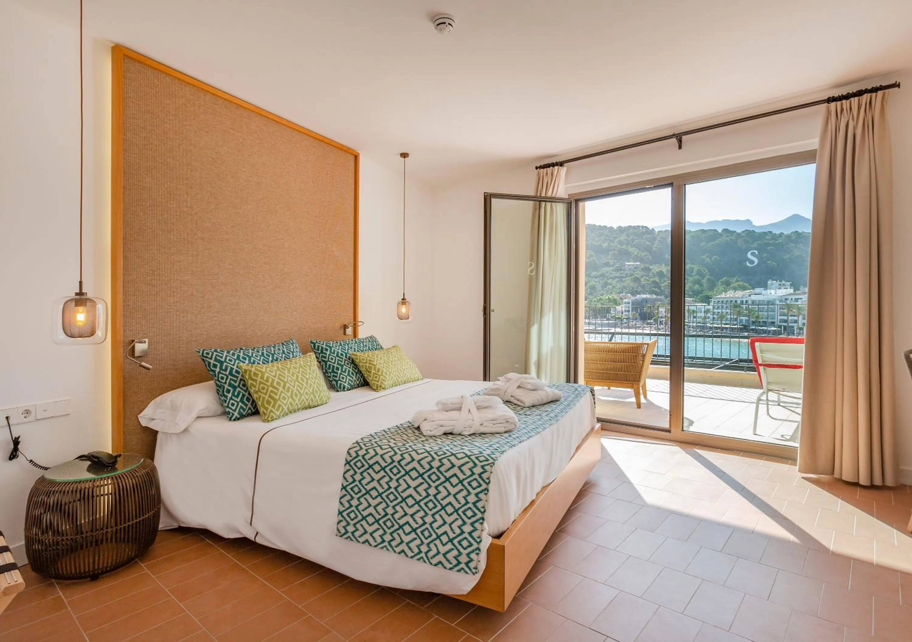 Photo of the whole room, Bed in Pure Salt Port de Sóller
