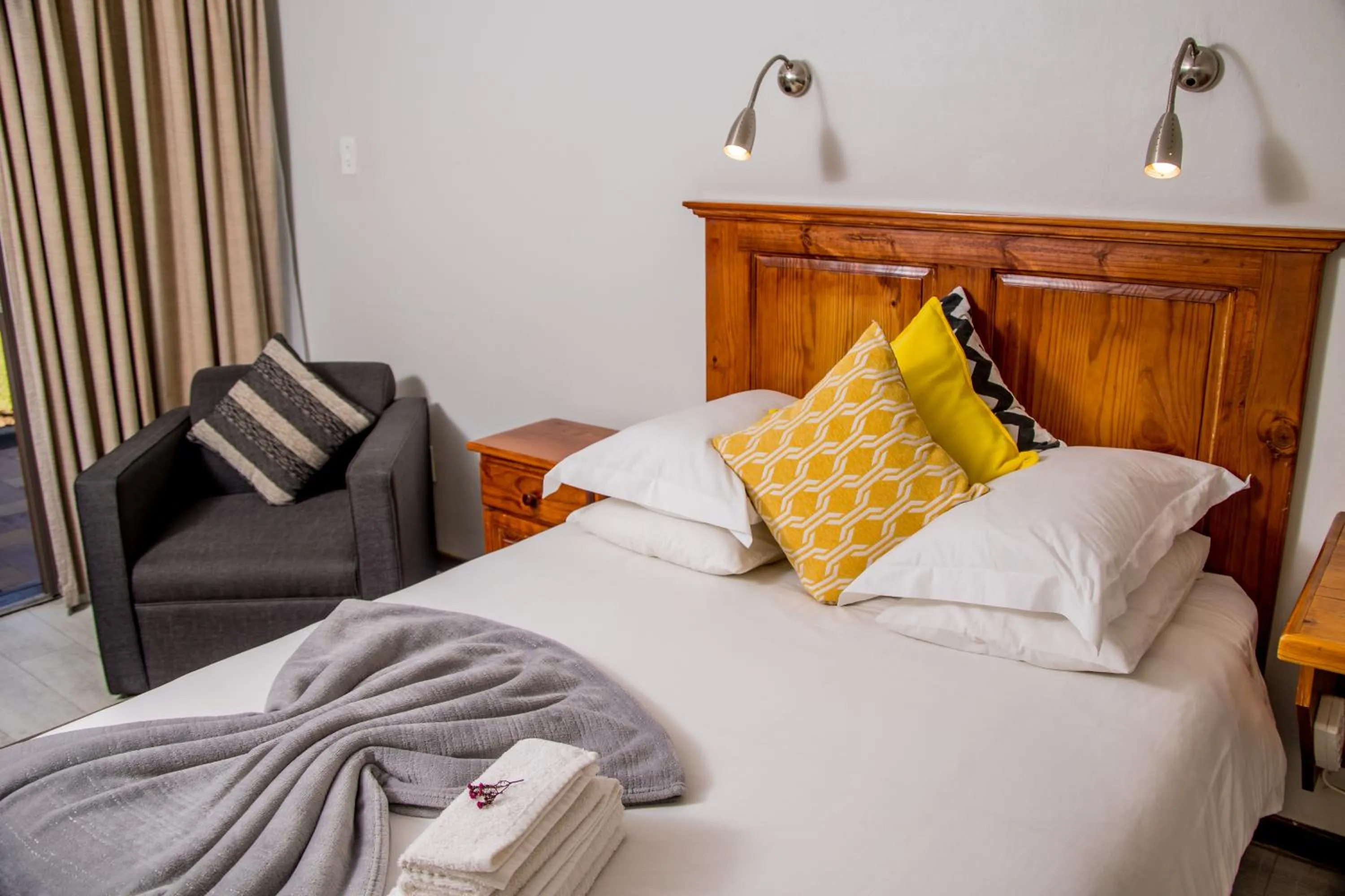 Bed in Twins Guesthouse NO LOAD SHEDDING