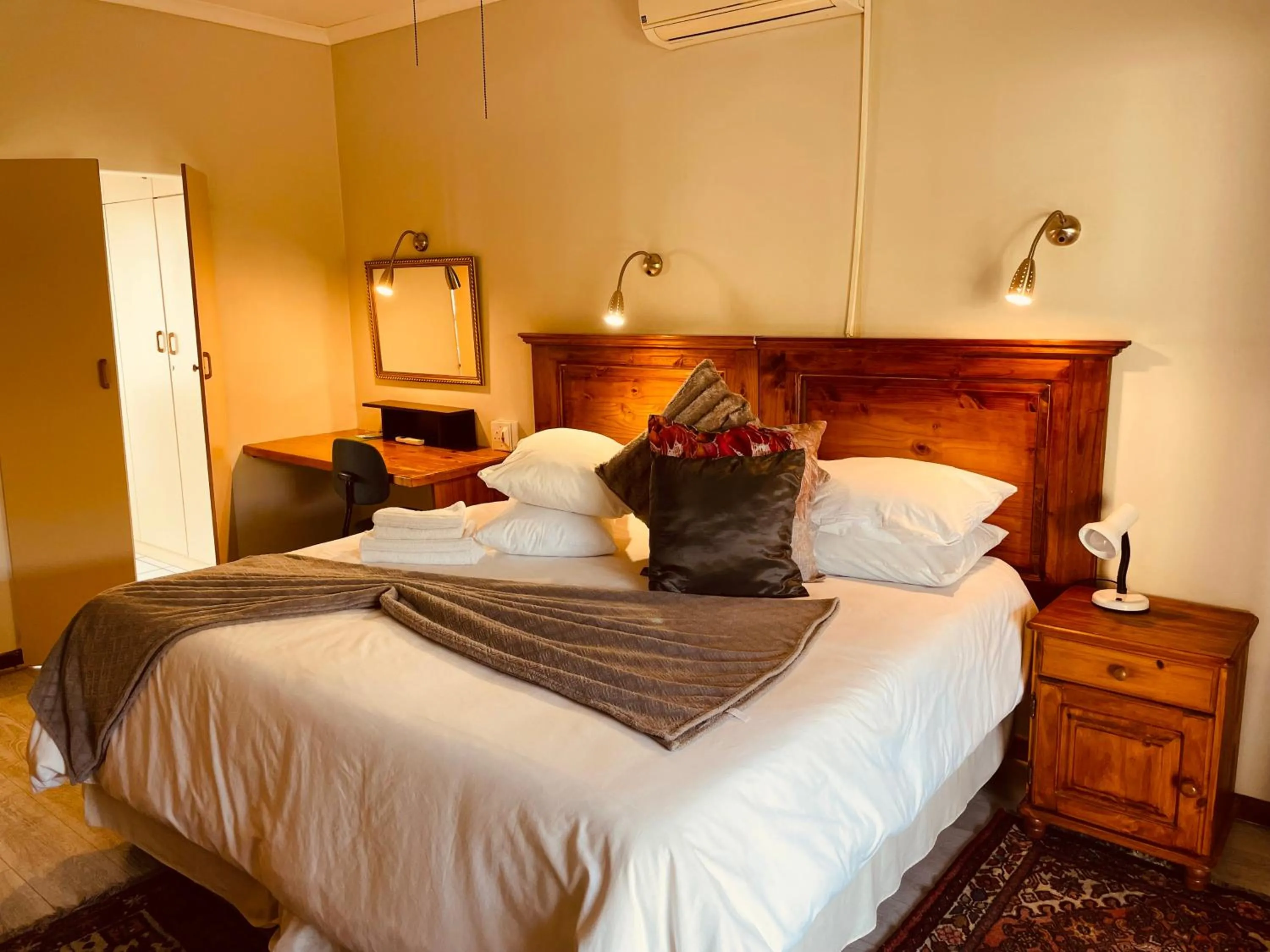 Bed in Twins Guesthouse NO LOAD SHEDDING