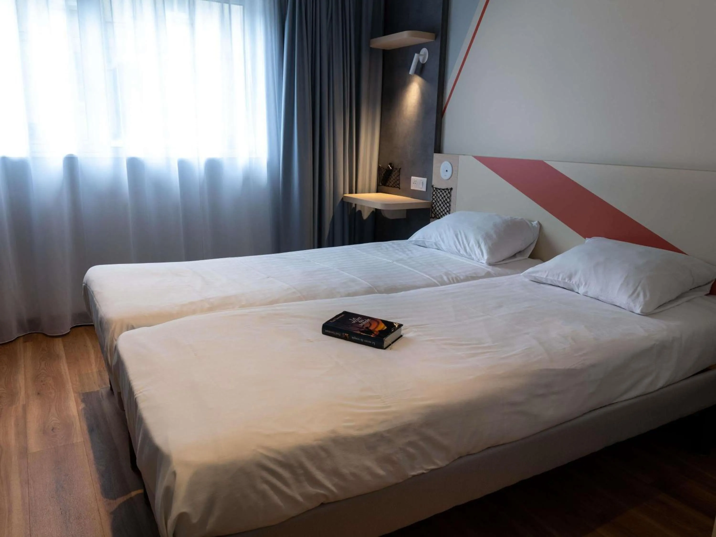 Bedroom, Bed in Ibis Budget Saint Malo Centre