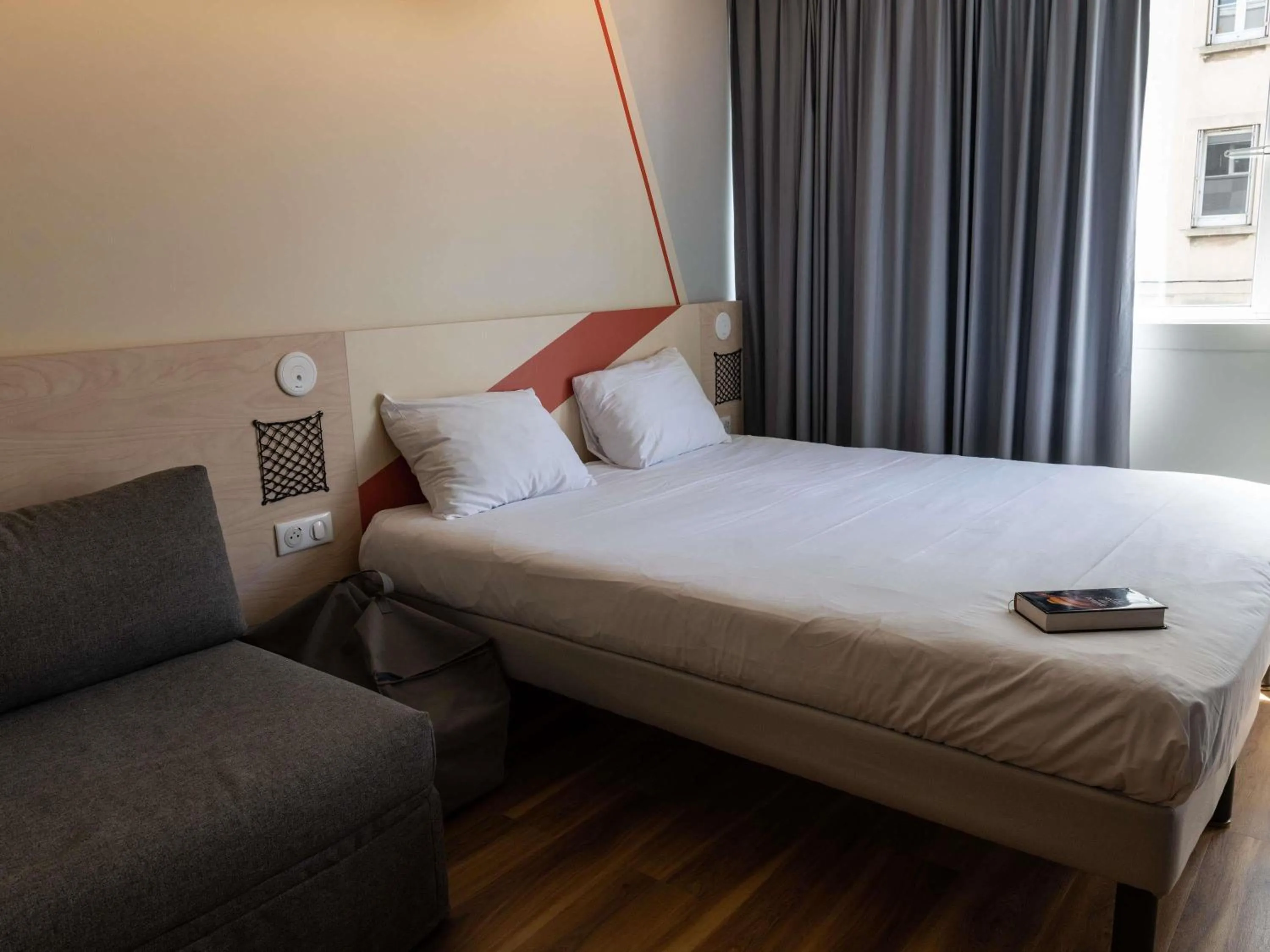 Bedroom, Bed in Ibis Budget Saint Malo Centre