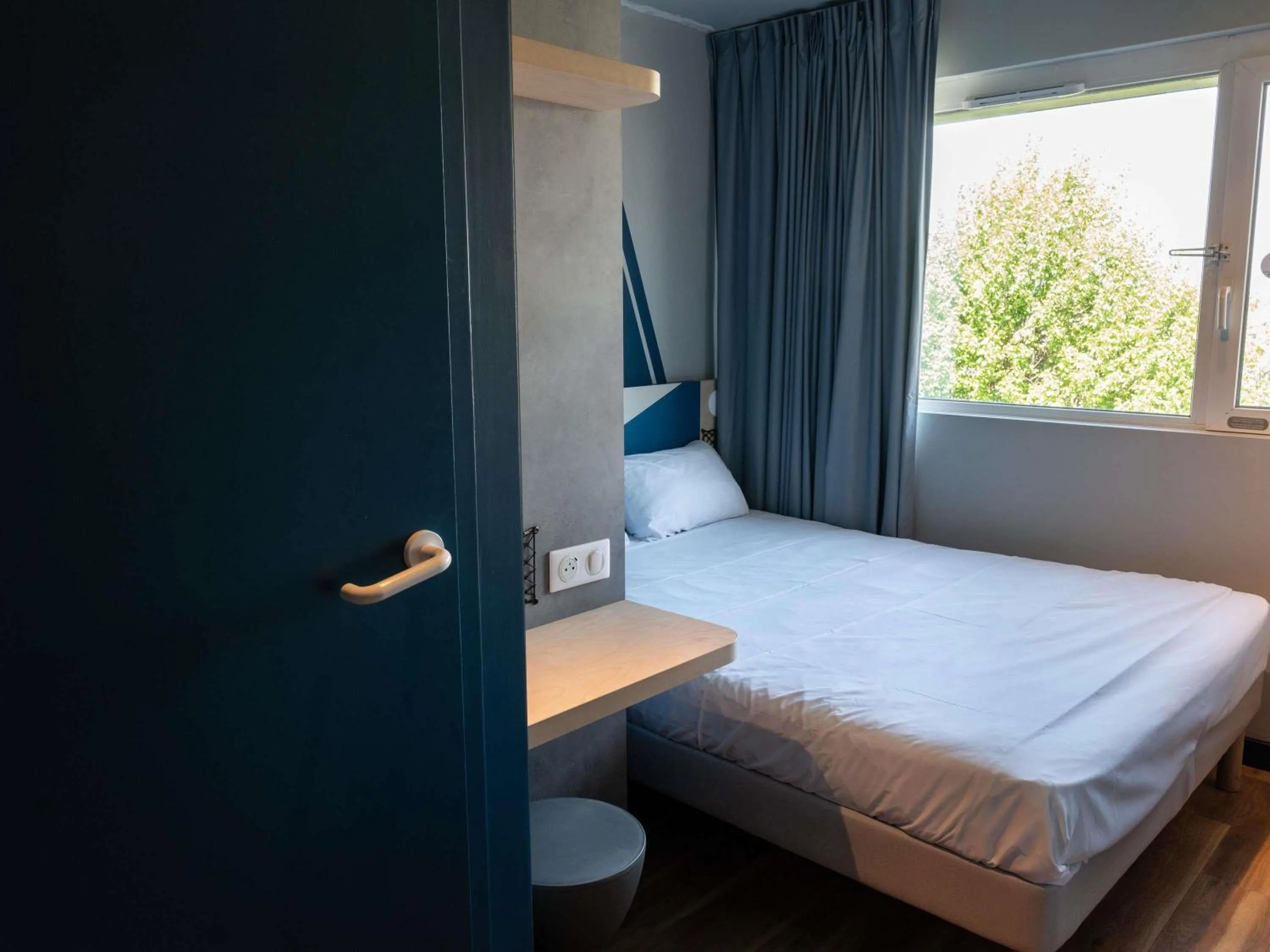 Bedroom, Bed in Ibis Budget Saint Malo Centre