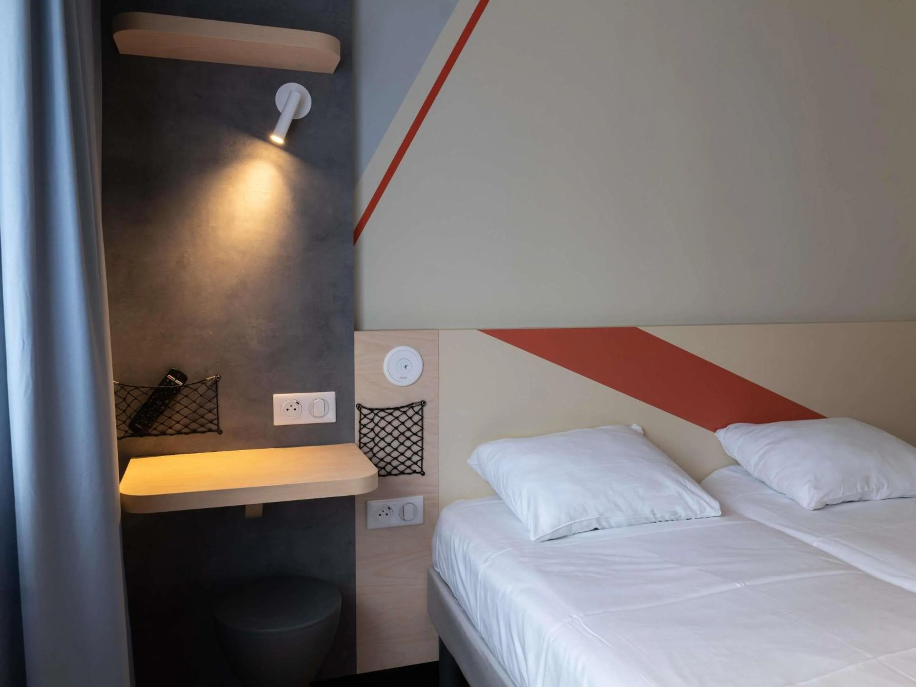 Bedroom, Bed in Ibis Budget Saint Malo Centre