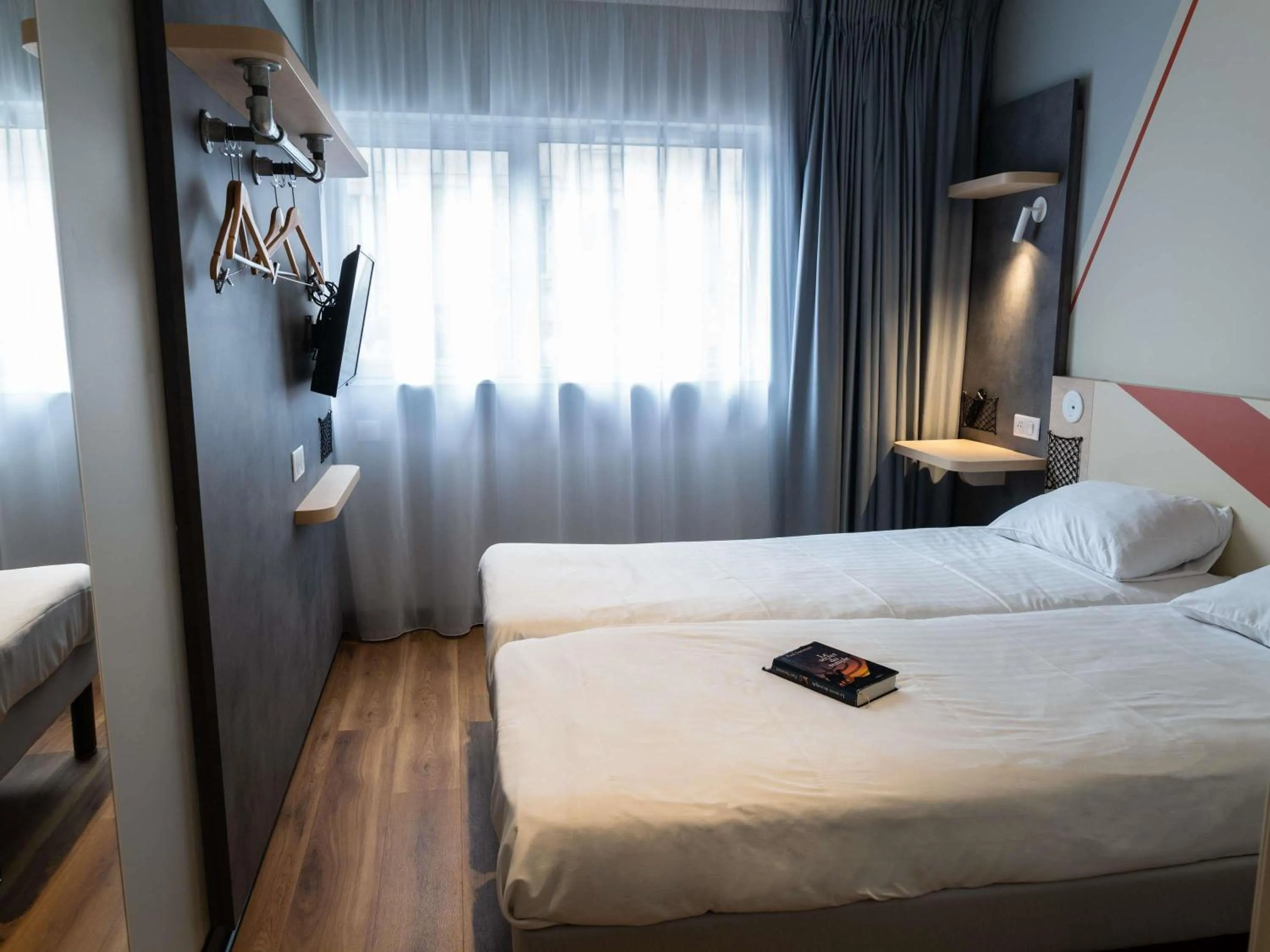 Bedroom, Bed in Ibis Budget Saint Malo Centre