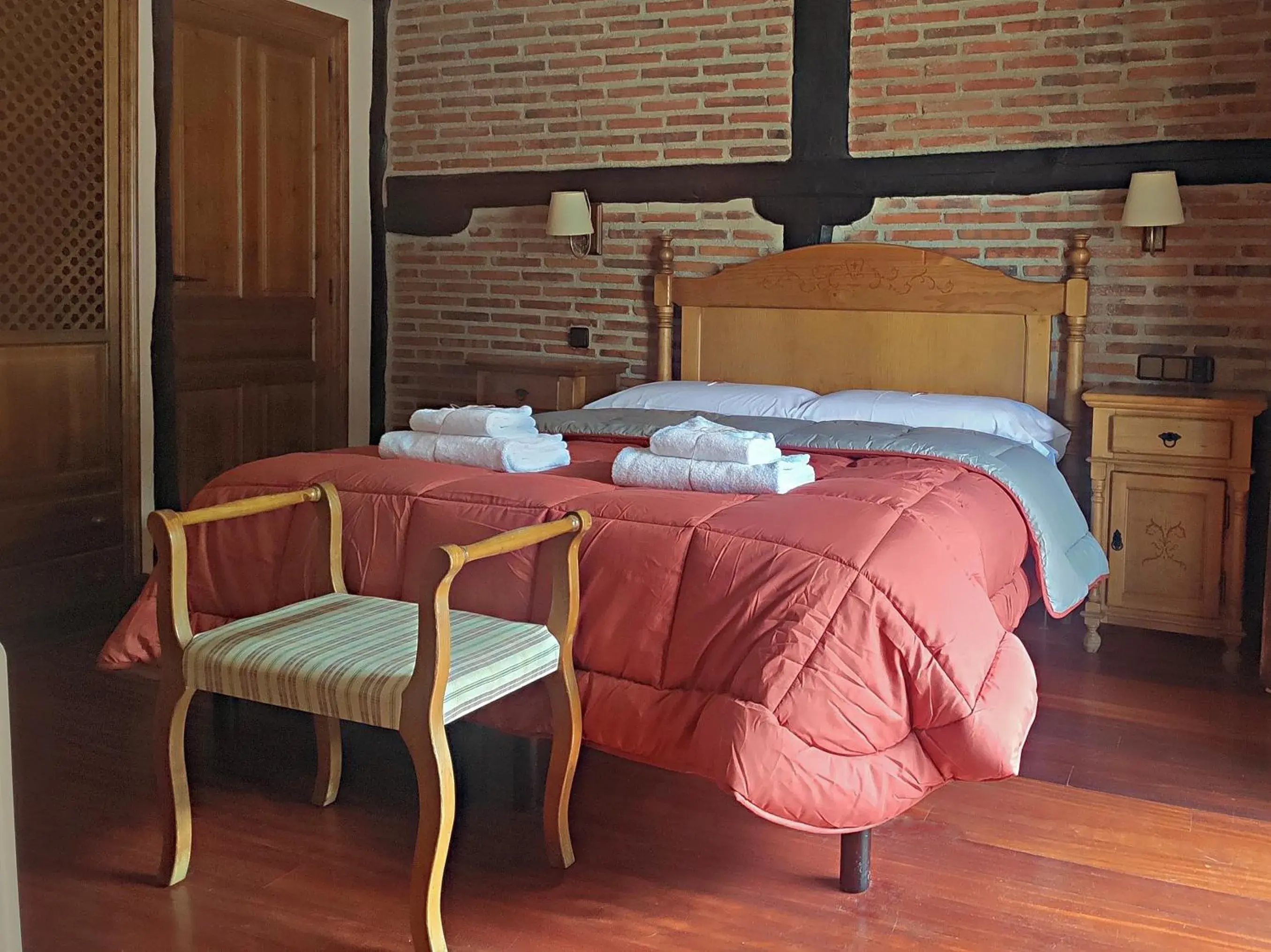 Queen Room with Balcony in Posada de Candelario Queen Room with Balcony in Posada de Candelario