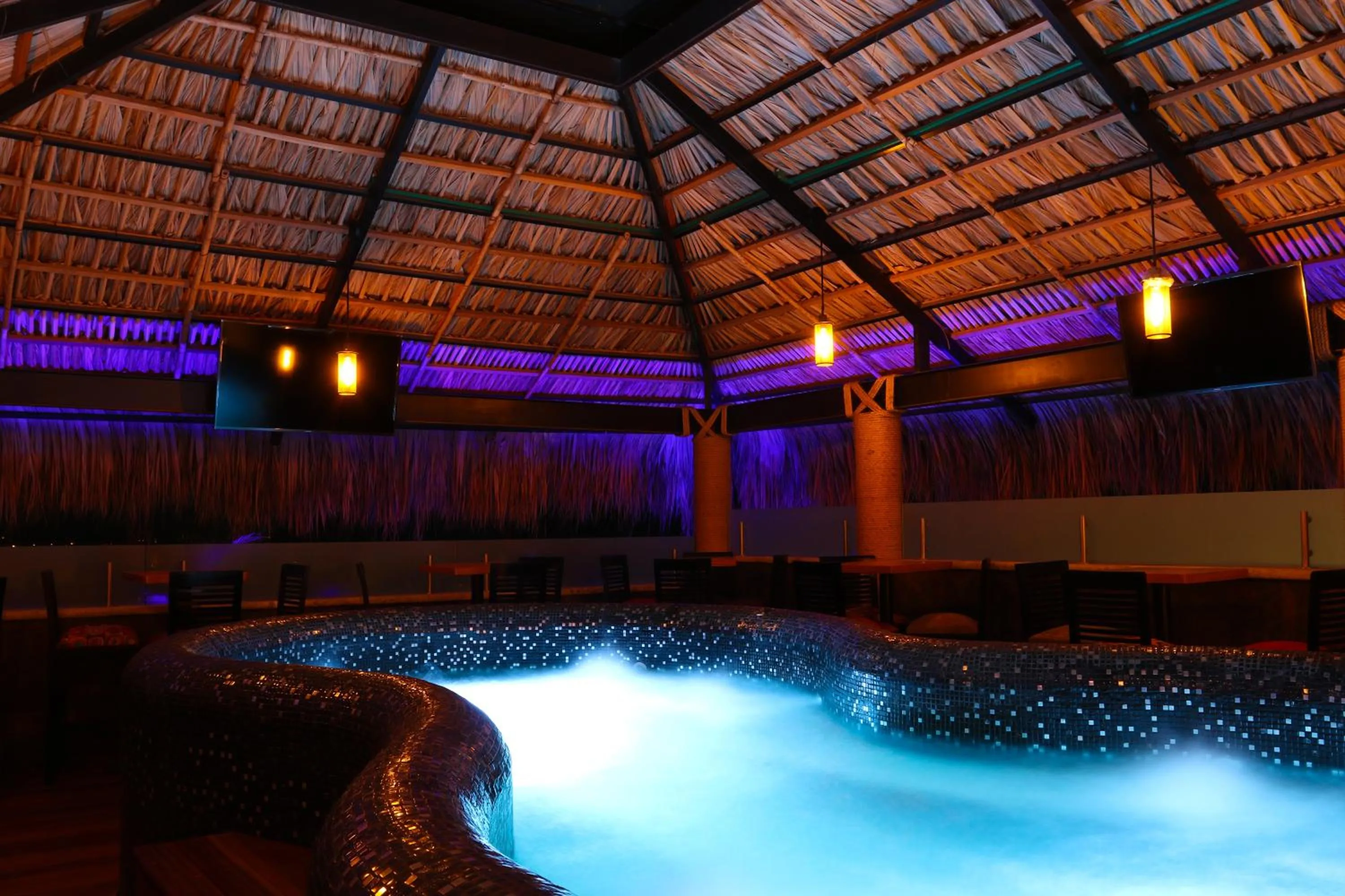 Hot Tub in Nequi Hotel Boutique