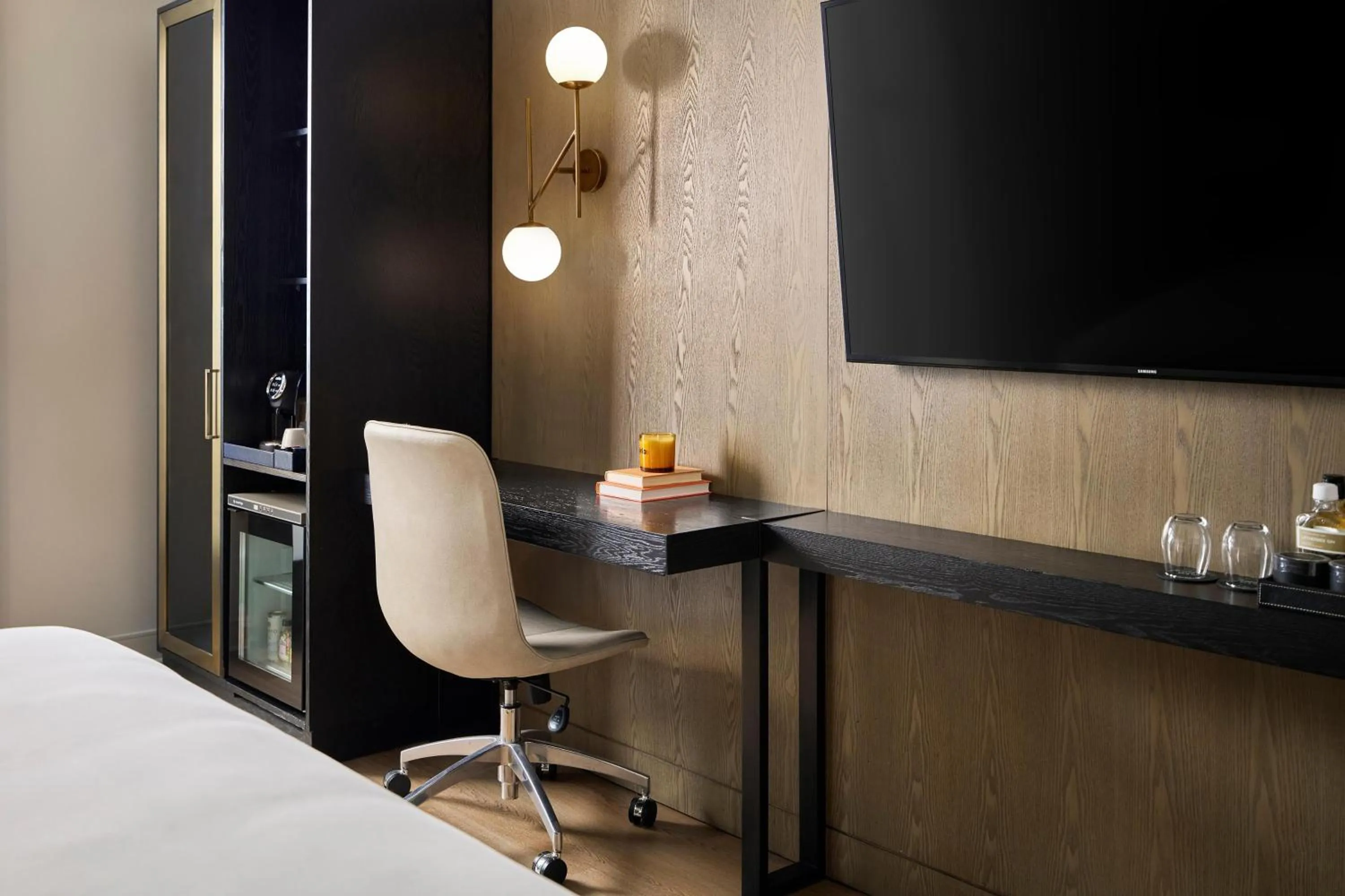 Bedroom, Bed in Arlo Chicago