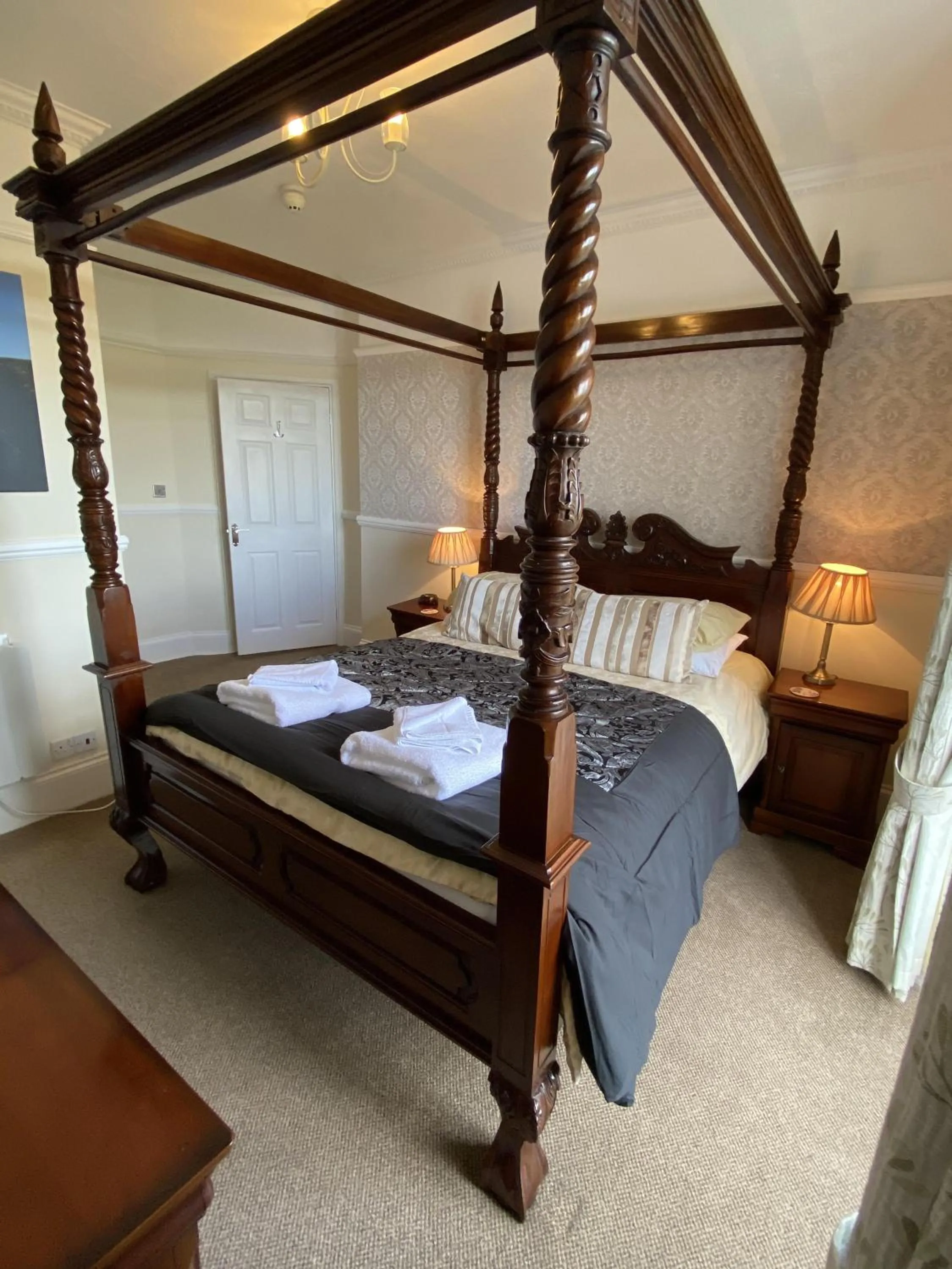 Bedroom, Bed in The North Cliff Hotel