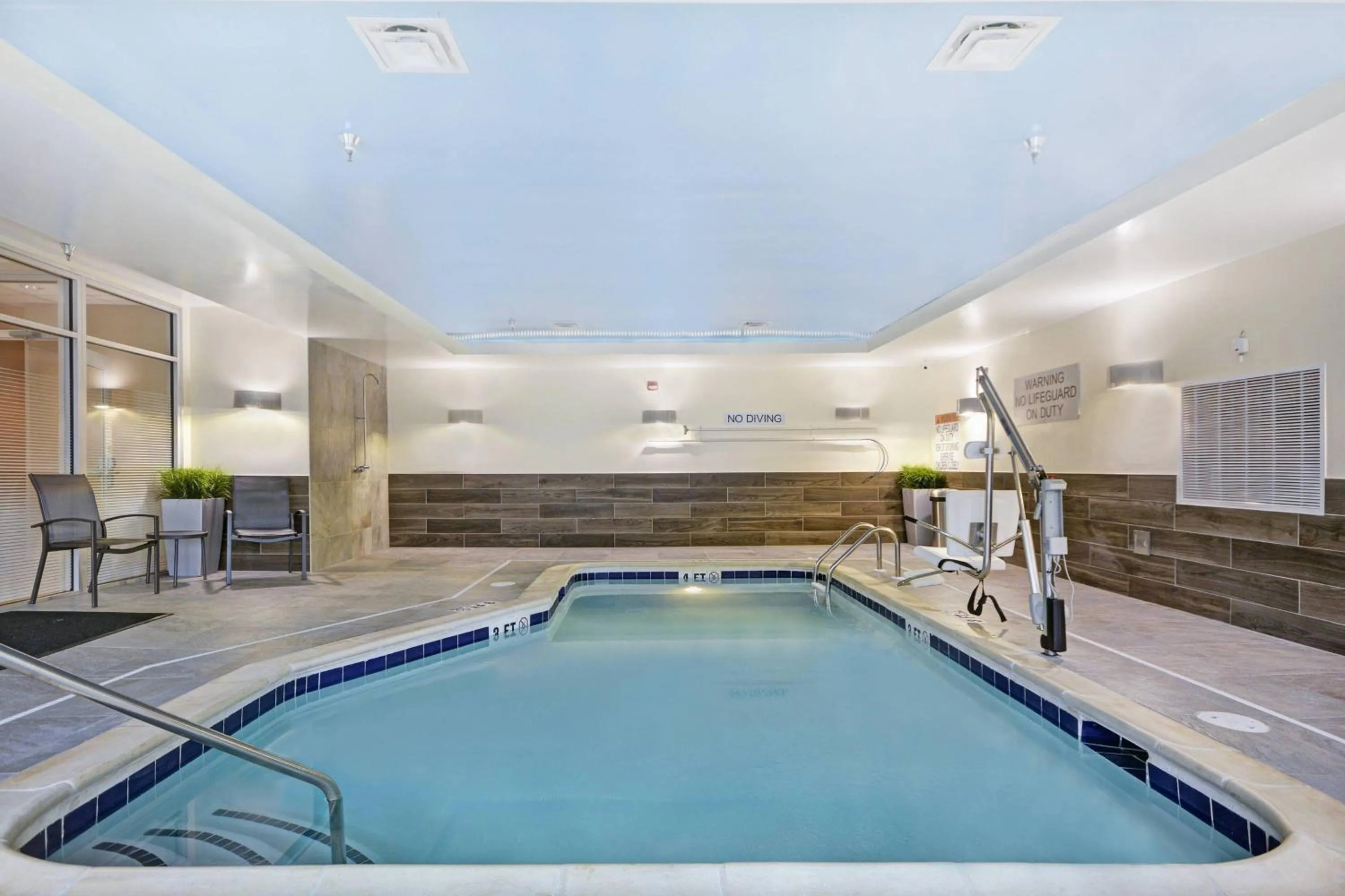 Swimming pool in Fairfield Inn & Suites by Marriott Savannah SW/Richmond Hill