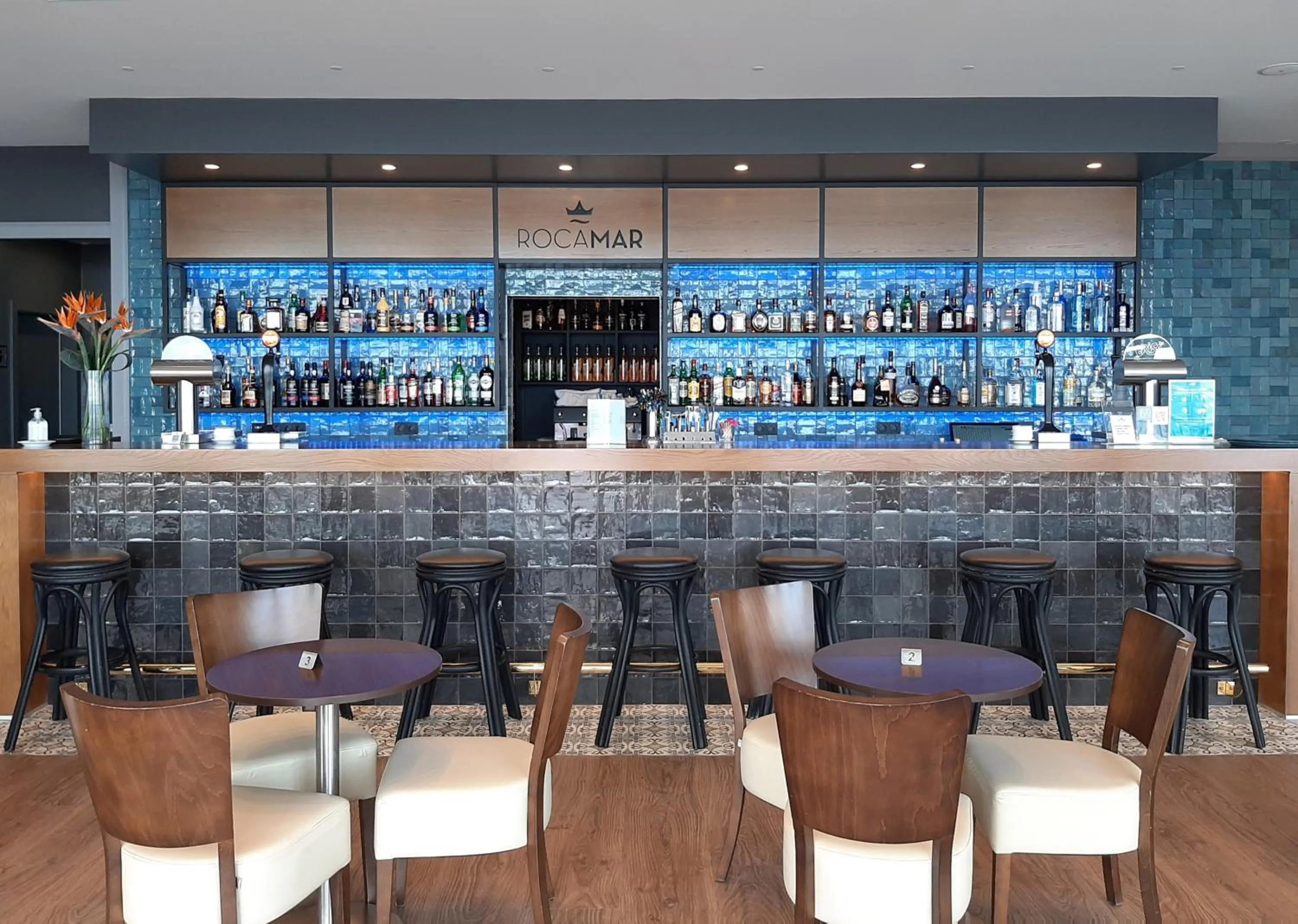 Lounge or bar in Hotel Roca Mar