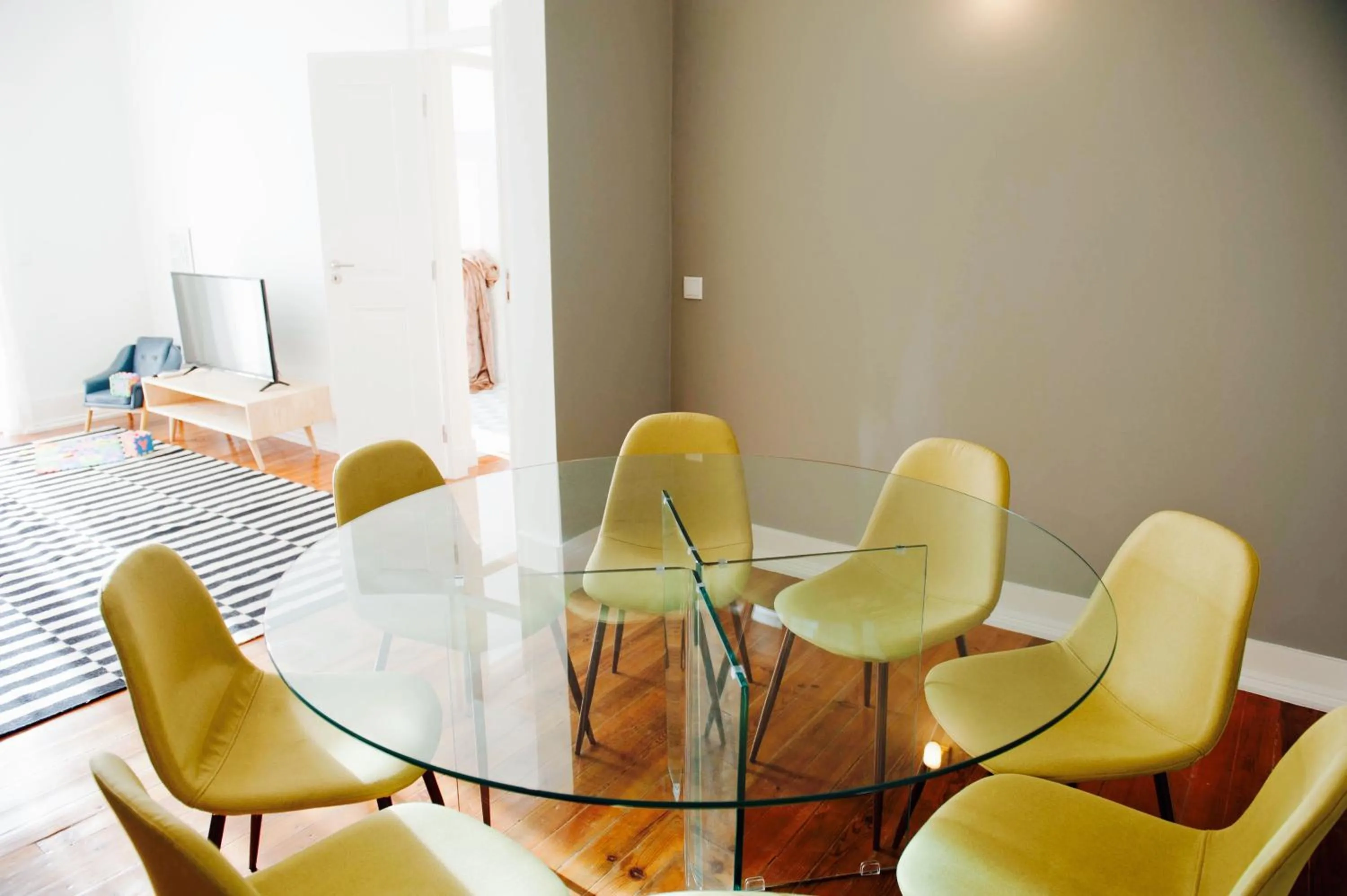 TV and multimedia in Beautiful Dreamers - at Avenida CR3D