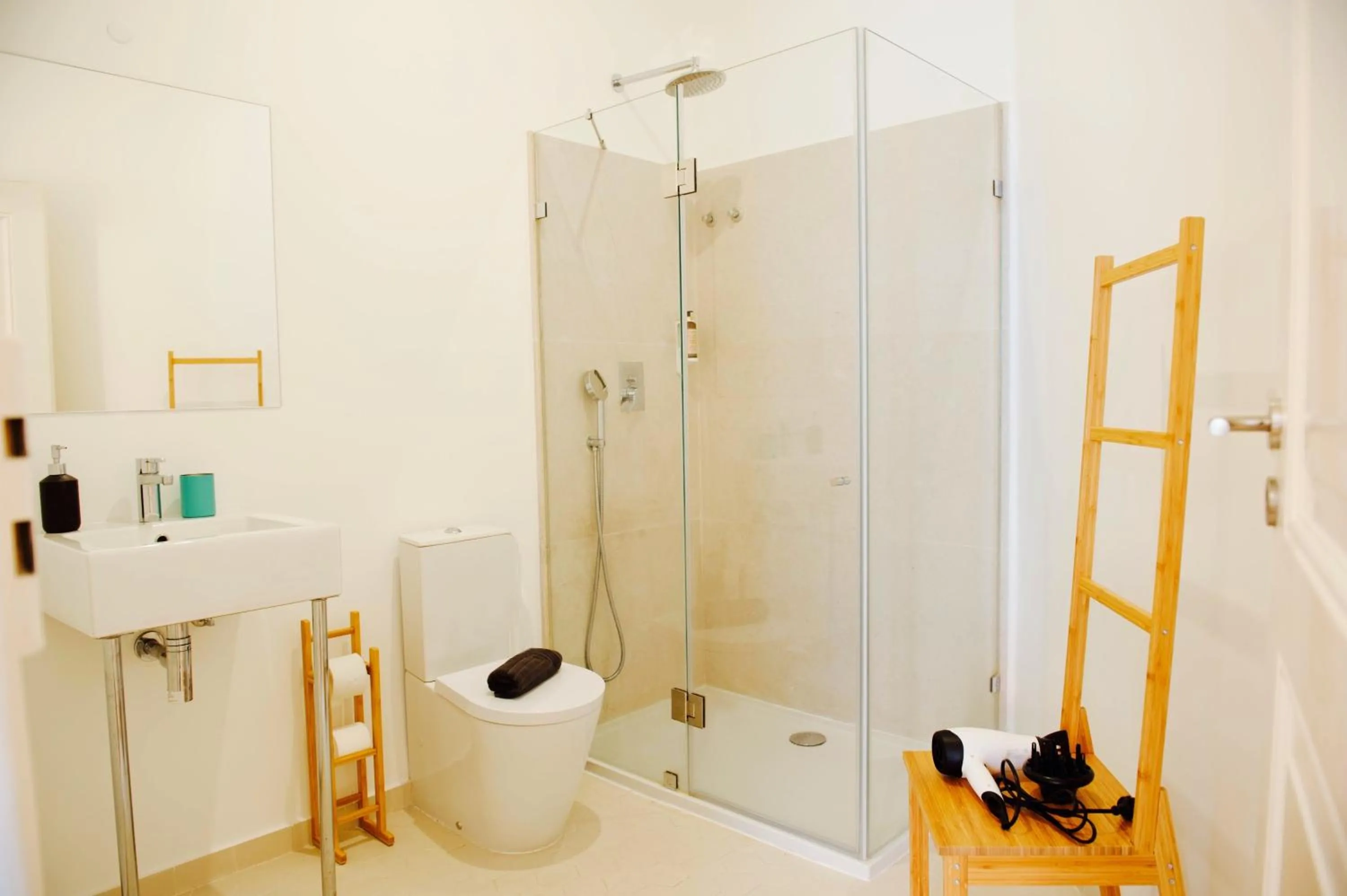 Shower in Beautiful Dreamers - at Avenida CR3D