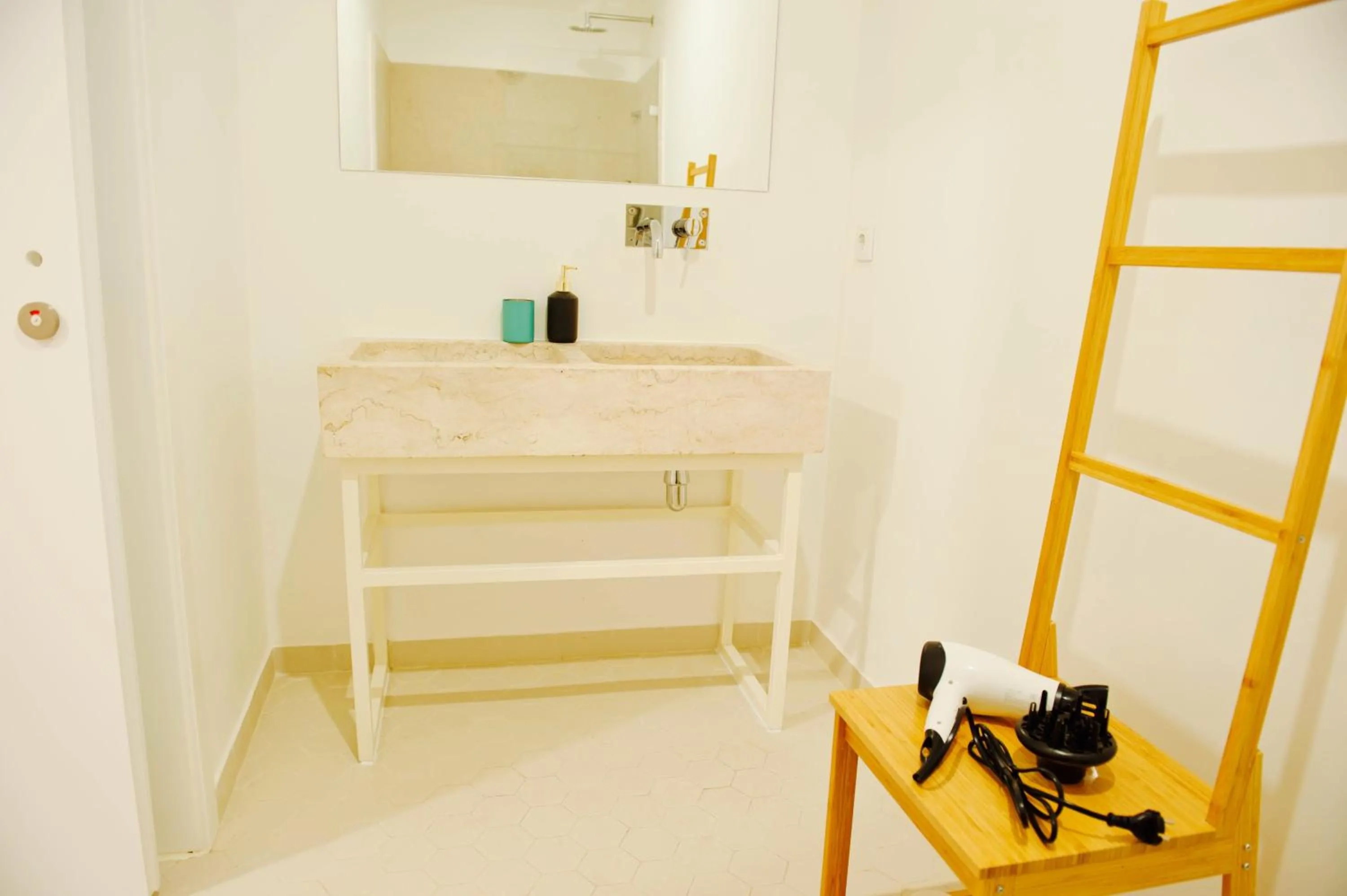 Shower in Beautiful Dreamers - at Avenida CR3D