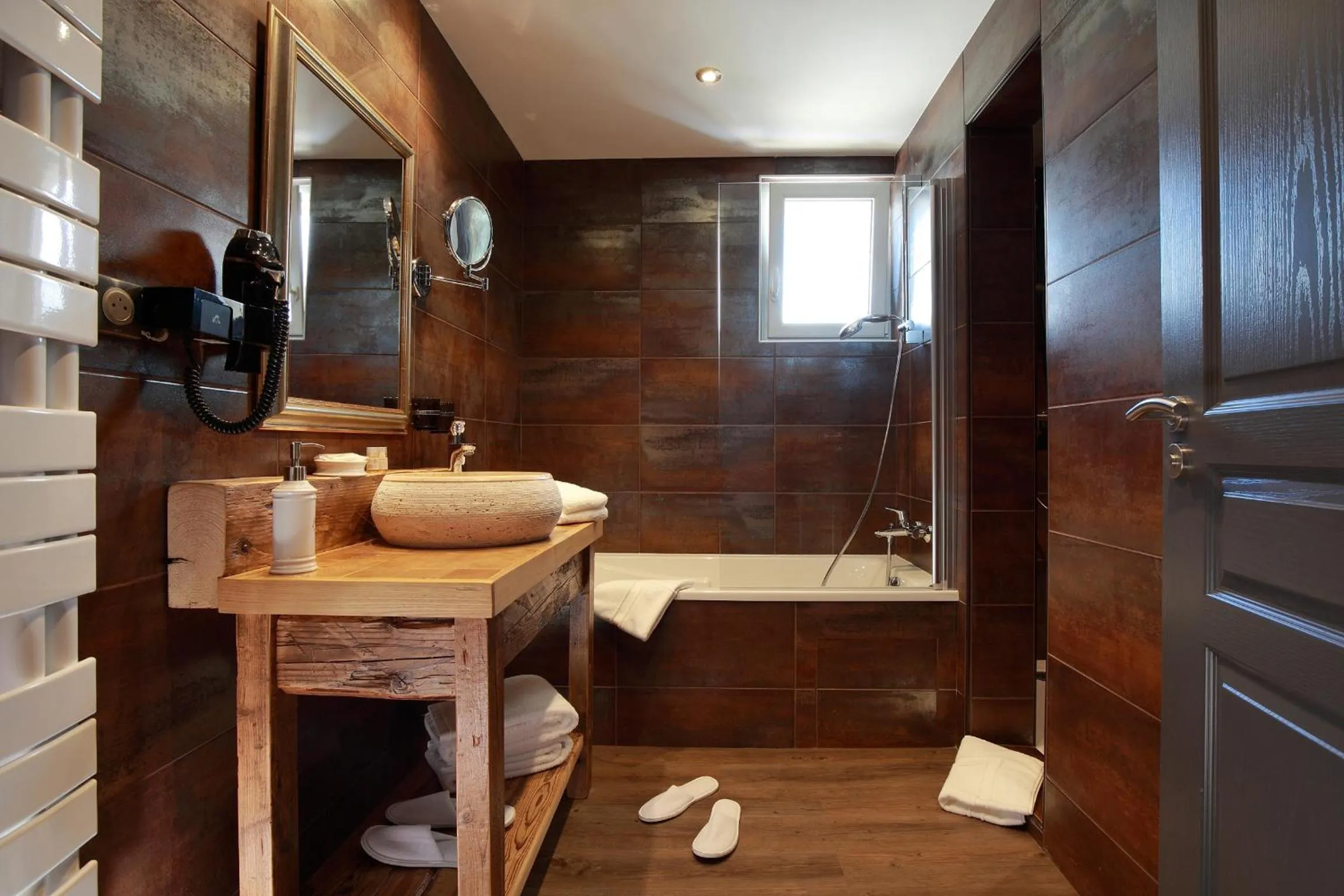 Shower in Hôtel Le Manoir des Montagnes