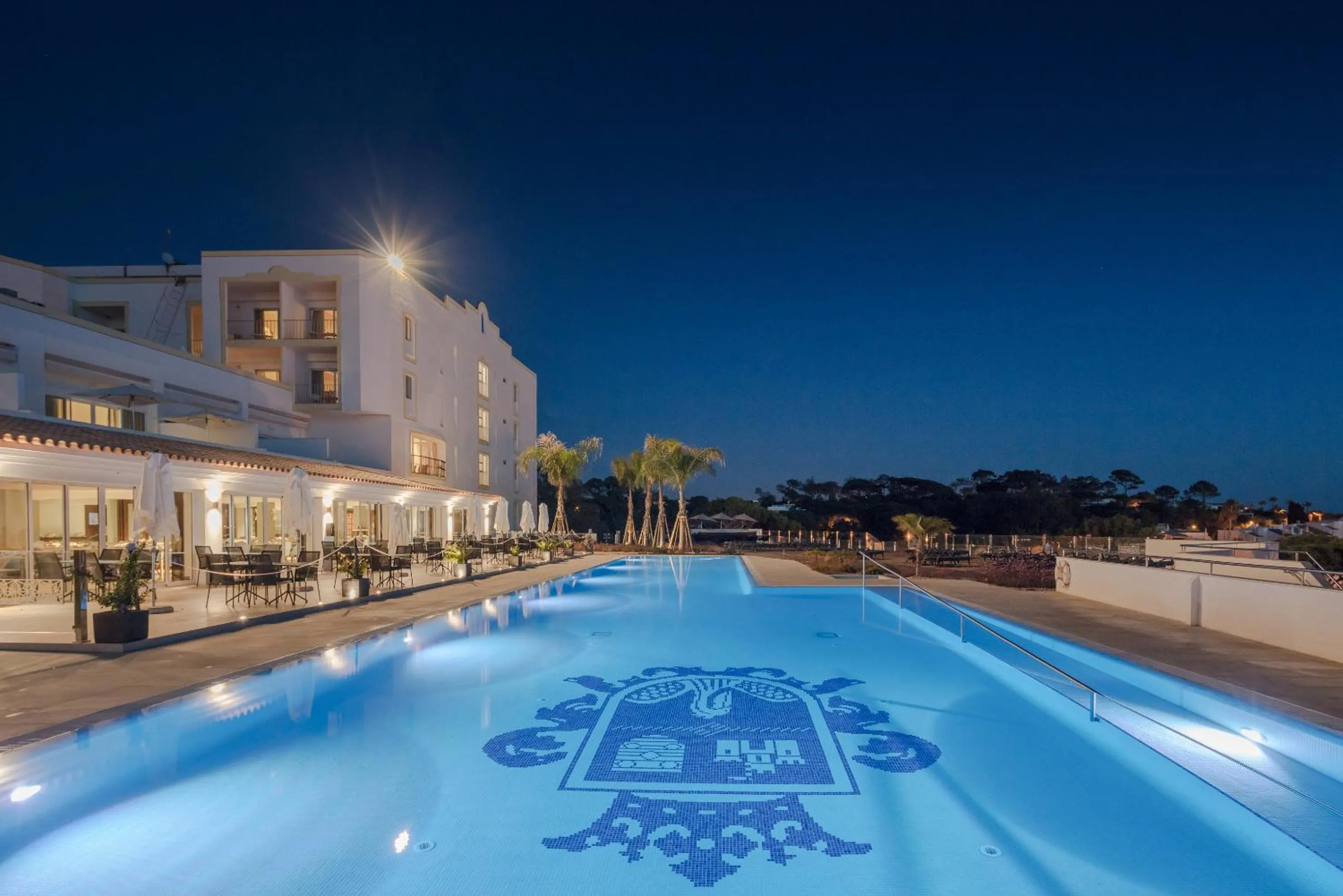 Swimming pool in Dona Filipa Hotel